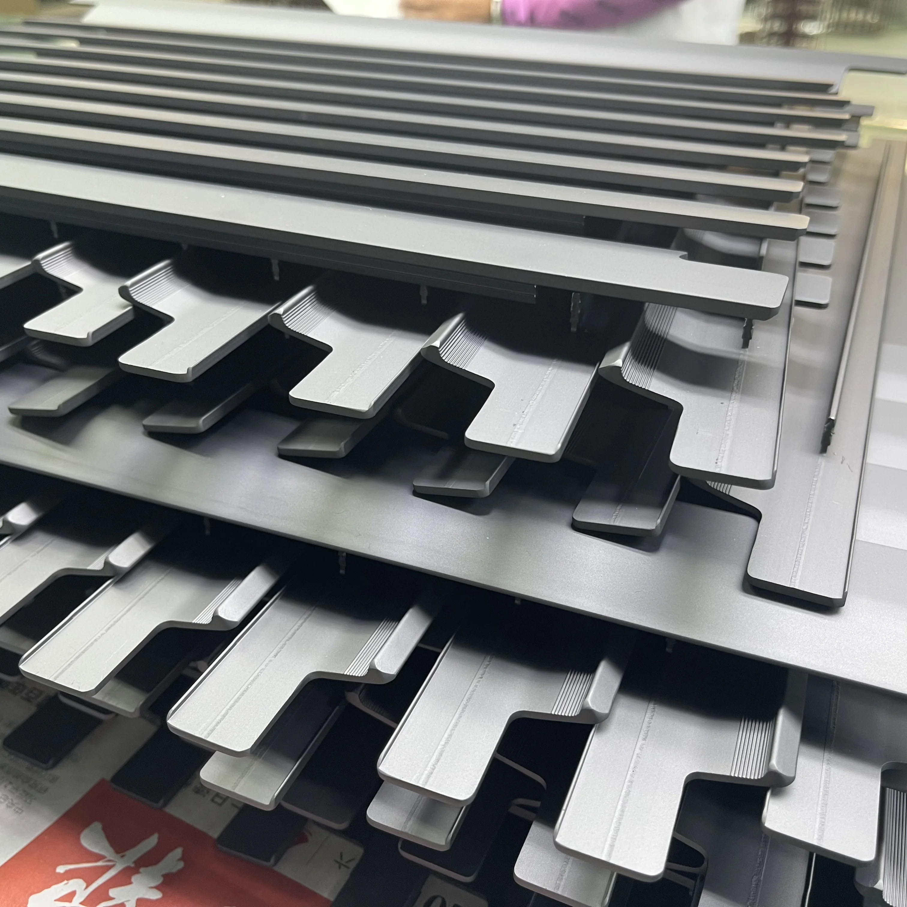 Высокоточный изготовленный на заказ oem cnc обрабатывающий корпус алюминиевый профиль алюминиевые детали анодированные для окон