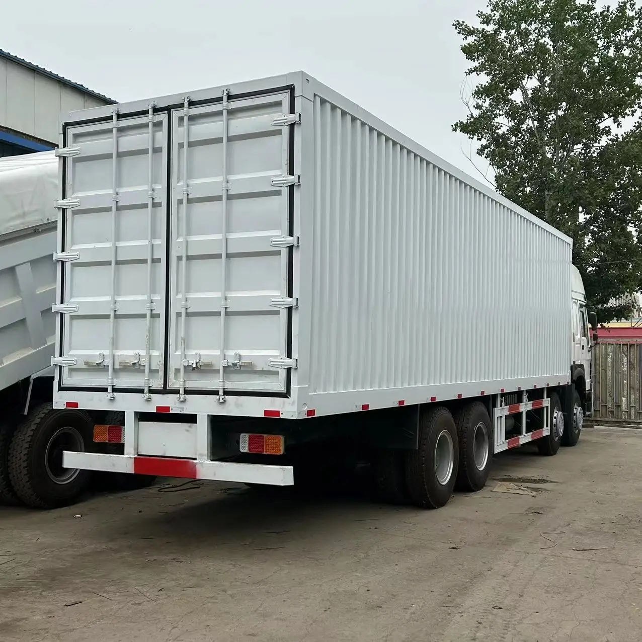 Б/у sinotuck Howo 8x4 контейнеровоз в Китае