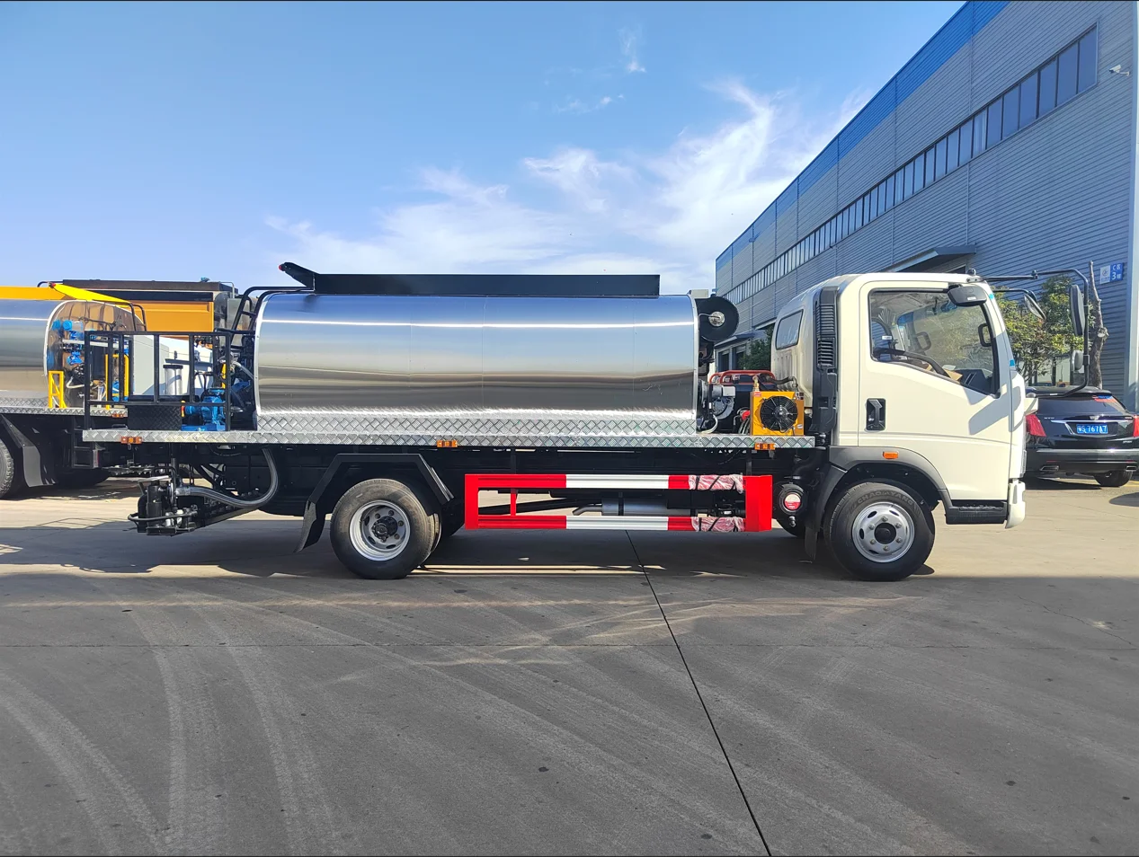 Brand new HOWO 4x2 6m3 Asphalt Distributor Truck Asphalt Sprayer