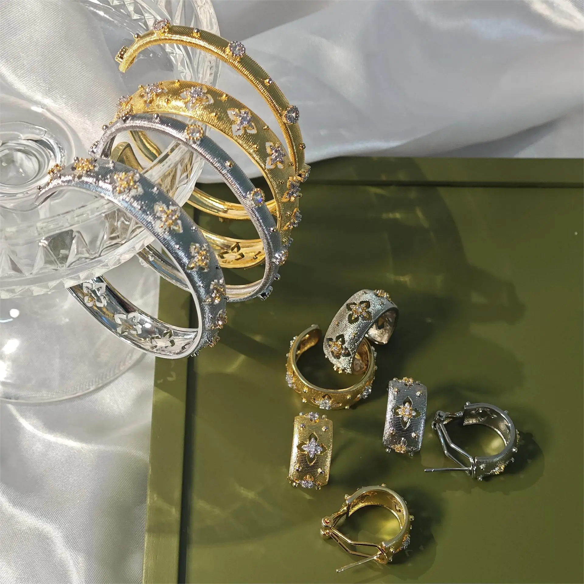 MUFAN Italian Gold Narrow Version Four-Leaf Clover Embossed Two-Color High-Carbon Diamond Bracelet Fine Chain & Link Bangle