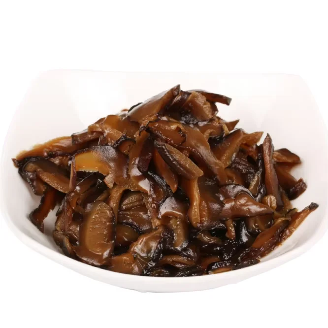 Вкусный маринованный готовый к употреблению соус приправленный ломтик шиитаке идеально подходит для салата полоски грибов