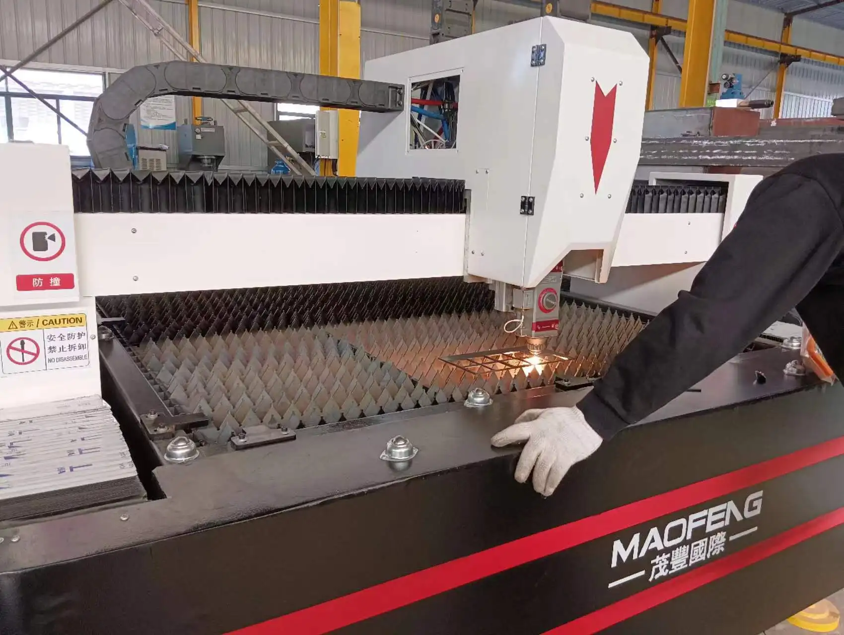 Maofeng 1500W MF-3015A Fiber Laser Cutting Machine 3050*1550mm 12mm Carbon Steel Laser Cutting 6mm Stainless Cutting