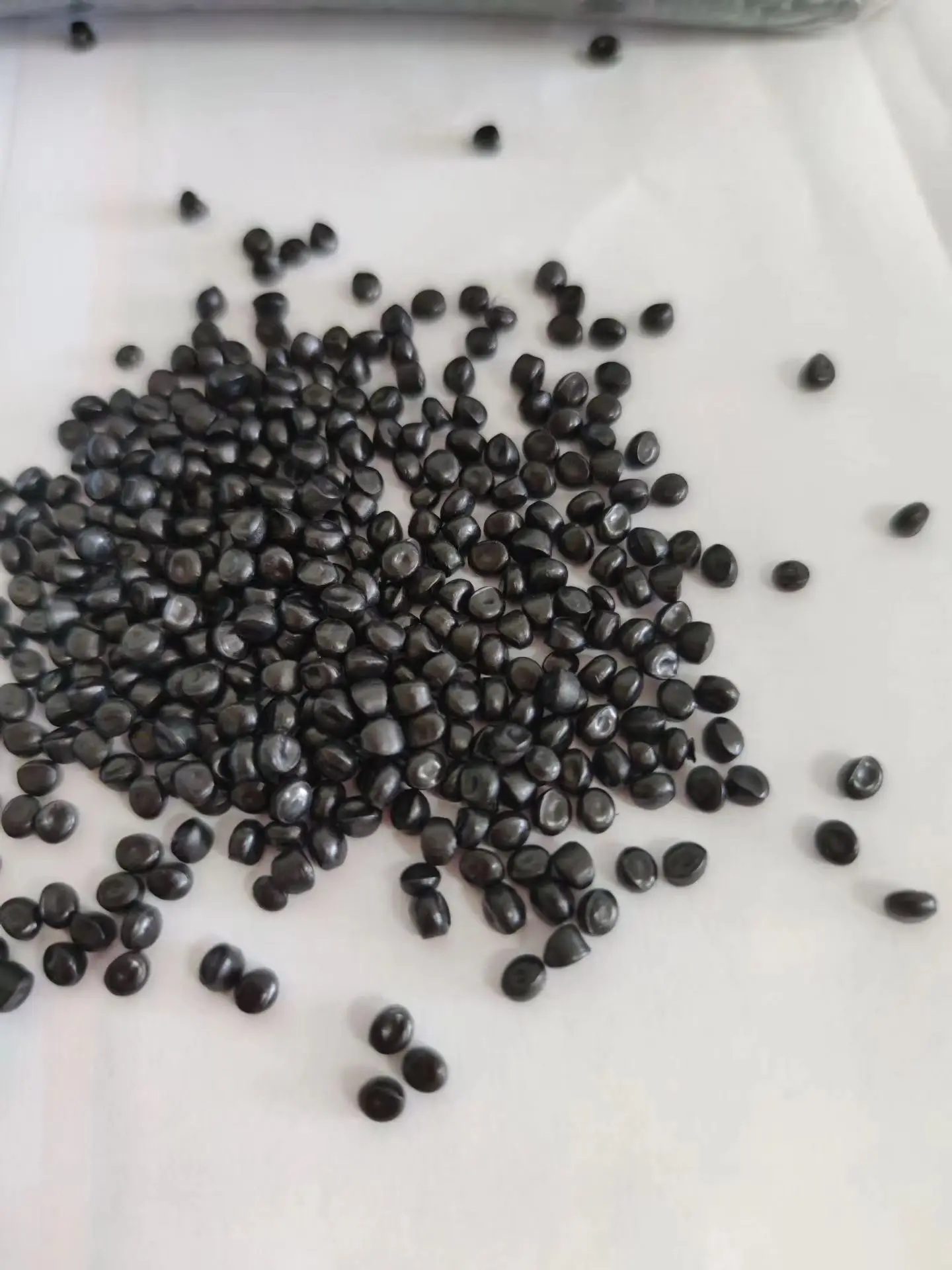 Blown Film Grade HDPE LLDPE 2426h Polyethylene Particles with PP PE ABS Carrier Carbon Black Masterbatch