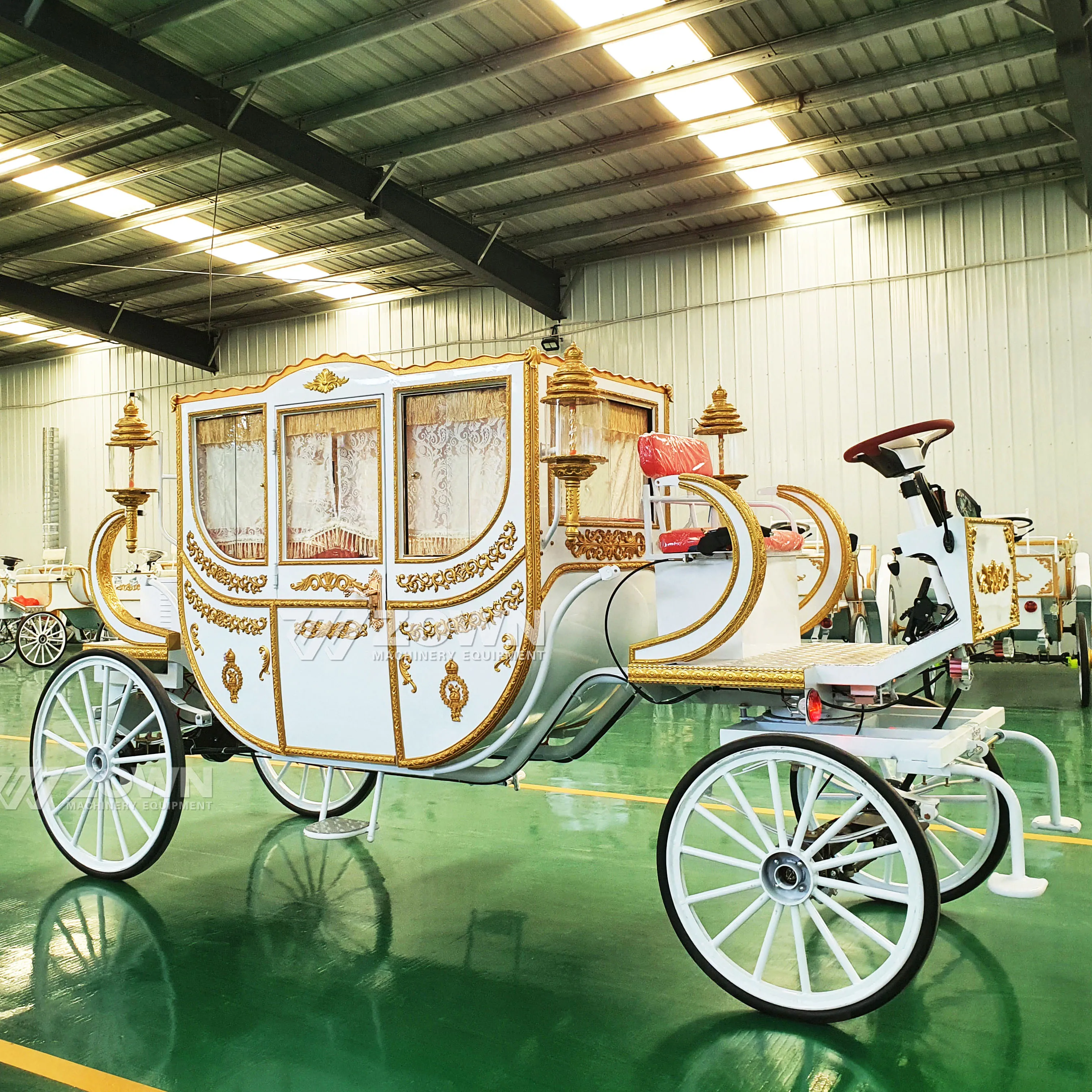 Horse carriage Victoria Luxury royal with led light Life-size Horse carriage royal Sightseeing in the royal carriage
