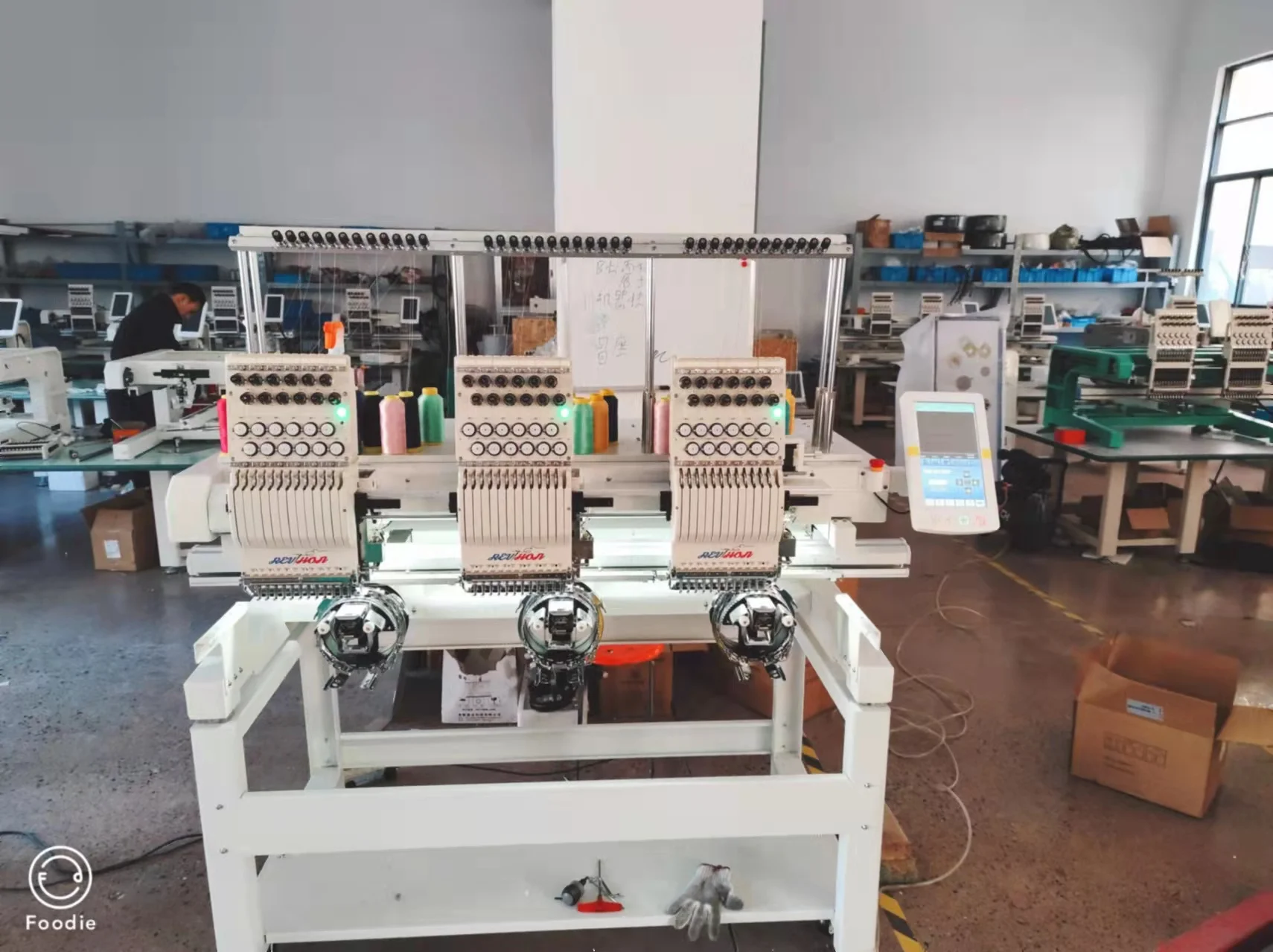 Professional QHM 3 head embroidery machine with 9/12/15needles