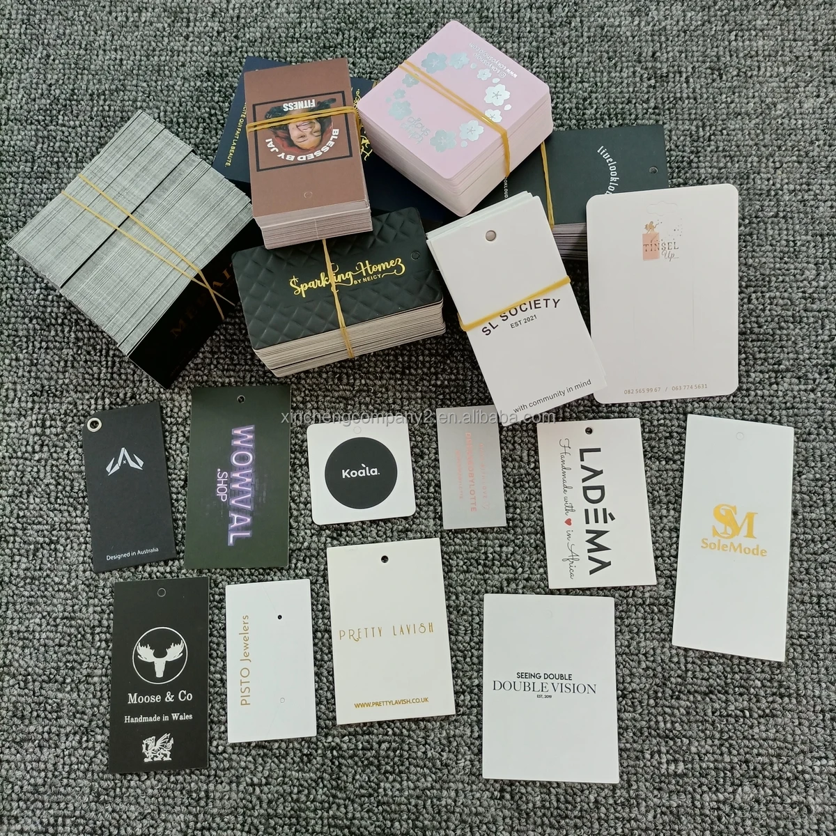 Пользовательская двойная печать имени и логотипа одежды на заказ толстые подвесные бирки для женской одежды для детской одежды с веревками