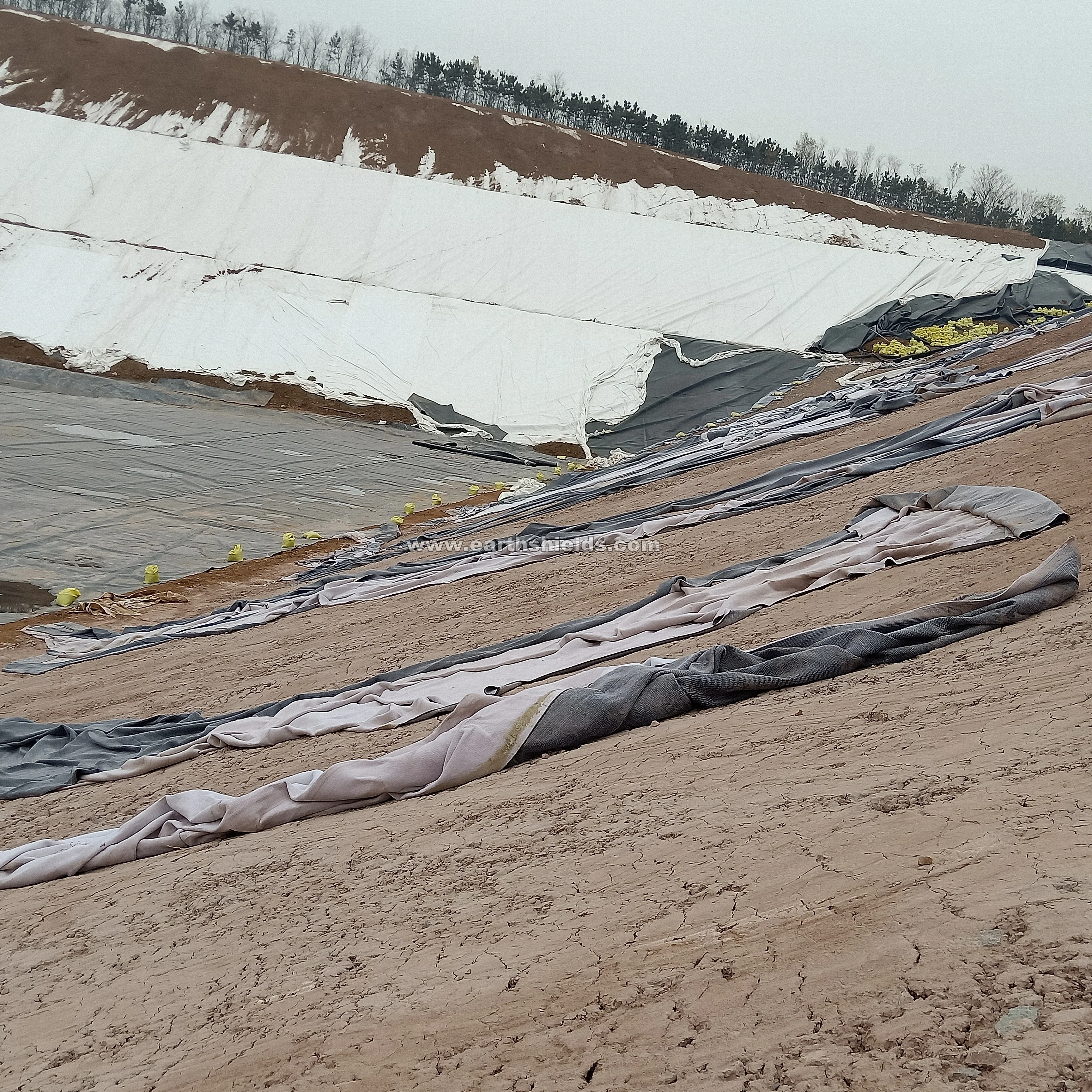 Factory price 4000gsm 4500gsm Geosynthetic clay liner GCL waterproof blanket