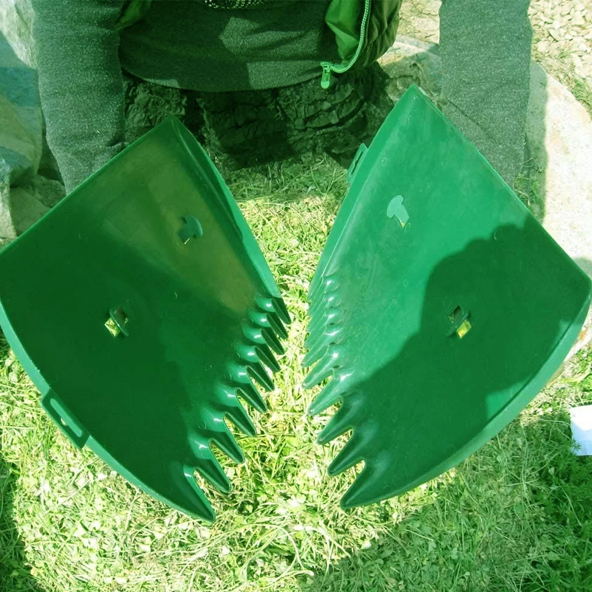 Garden Plastic Green Leaf Grabber Hand Rakes Handheld Grass Leaves Manual Leaf Collector