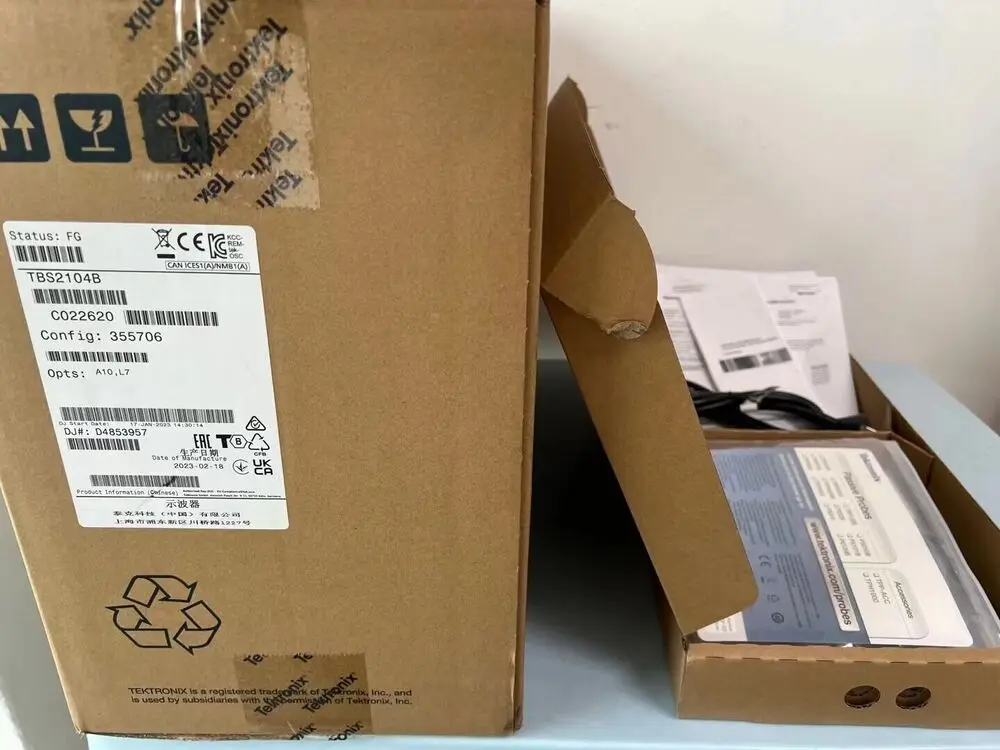 Tektronix TBS2104B Digital Oscilloscope with 4 TPP0200 probe new*