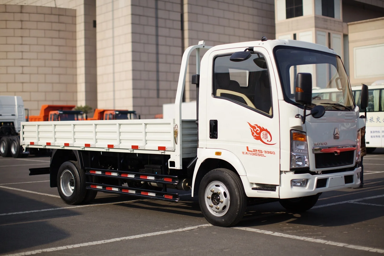 Hot sale Howo 4x2 mini cargo box light truck good transport delivery truck