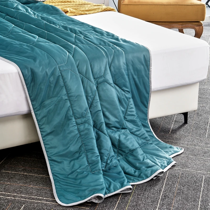 5-Star Comfortable Quilt Blanket for Adults Soft Warm Polyester Filled Quilted Bed Cover Embossed Printed Design Home Hotel Use