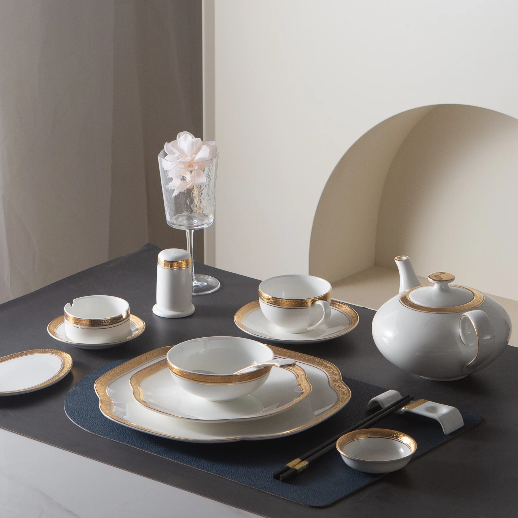 Wholesale luxurious matte relief dinner plate Bone China Luxury banquet plate gold inlay wedding ceramic plate