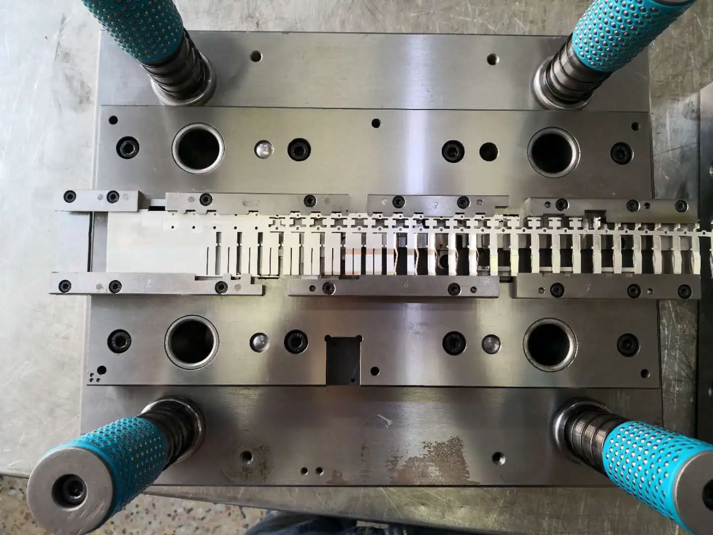 progressive stamping mould die as factory manufacture Chinese yueqing GVEI for stamping die and crimping die