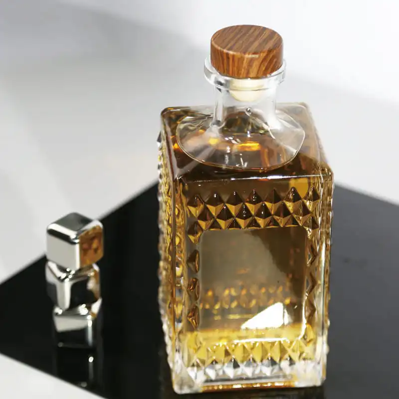Luxurious 750ml Square Glass Bottle with Cork Lid for Distilled Spirits