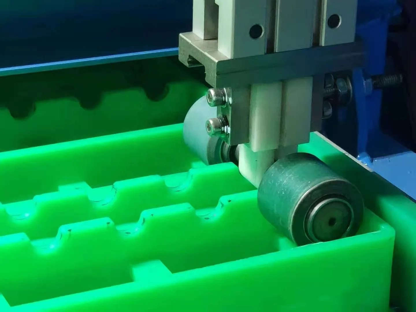  Rubber roller automatic gluing machine for Spinner Wheel