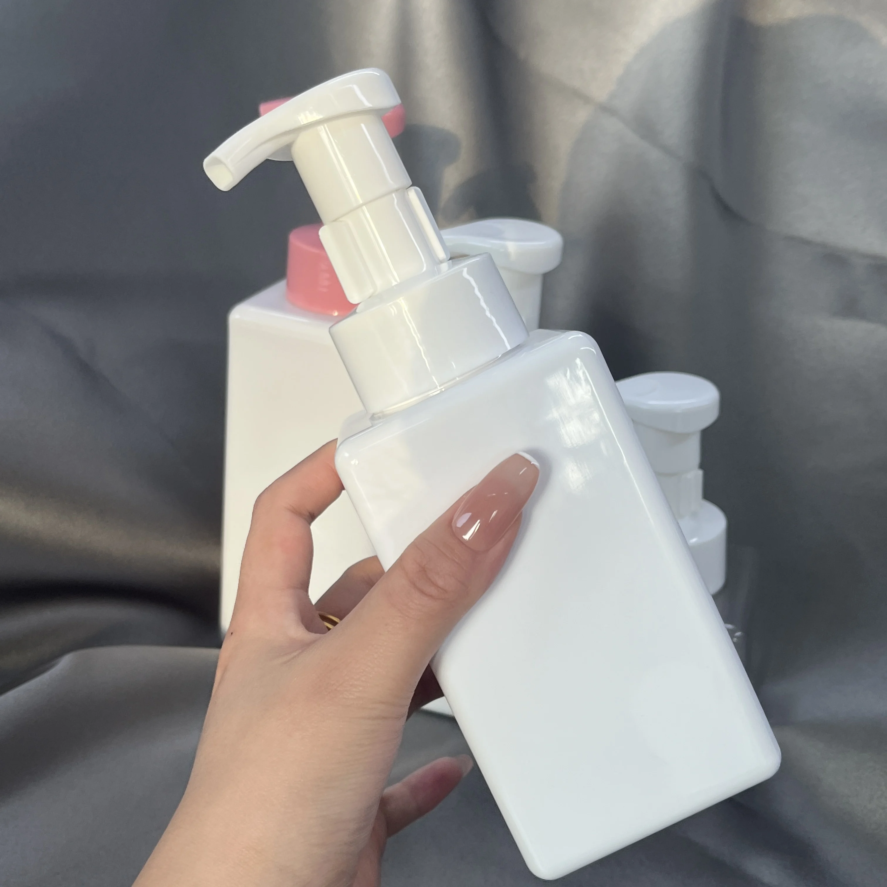 Spot stock low moq all white square 450ml PET plastic foam bottle,empty foam pump bottles,foaming soap dispenser pump bottle