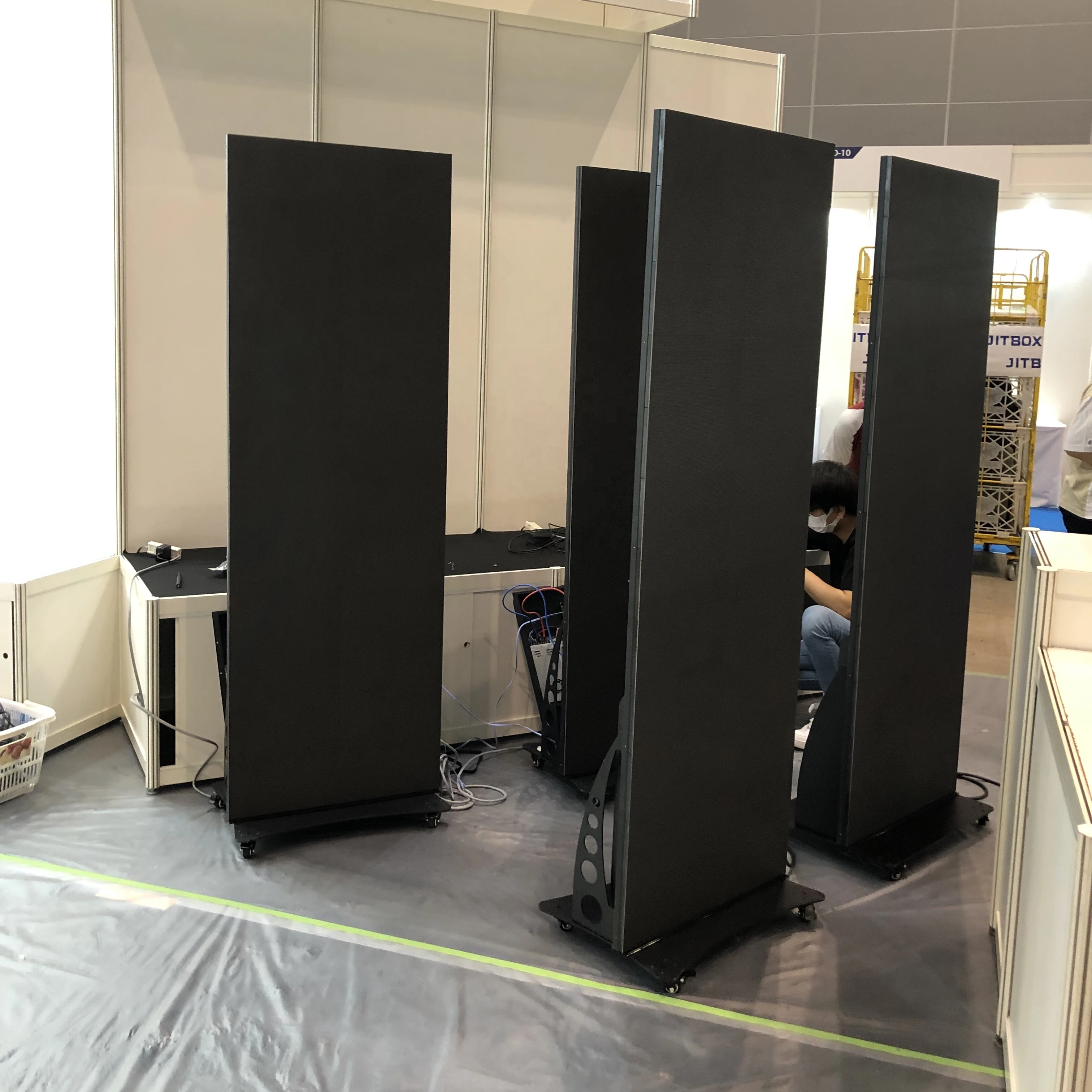P2.5 Indoor Led Poster Screen Led Digital Display For Banner Portable Led Video Wall With Wheels For Trade Show Store