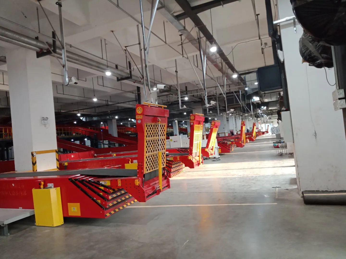 1/6 Customized Design Extendable Trailer Loading And Unloading Belt Conveyor With Swing Arm