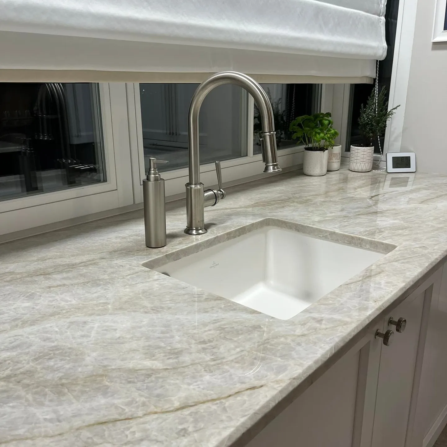 High Quality Island Design Natural Stone Slabs Beige Taj Mahal Quartzite Slabs for Countertops and Tile