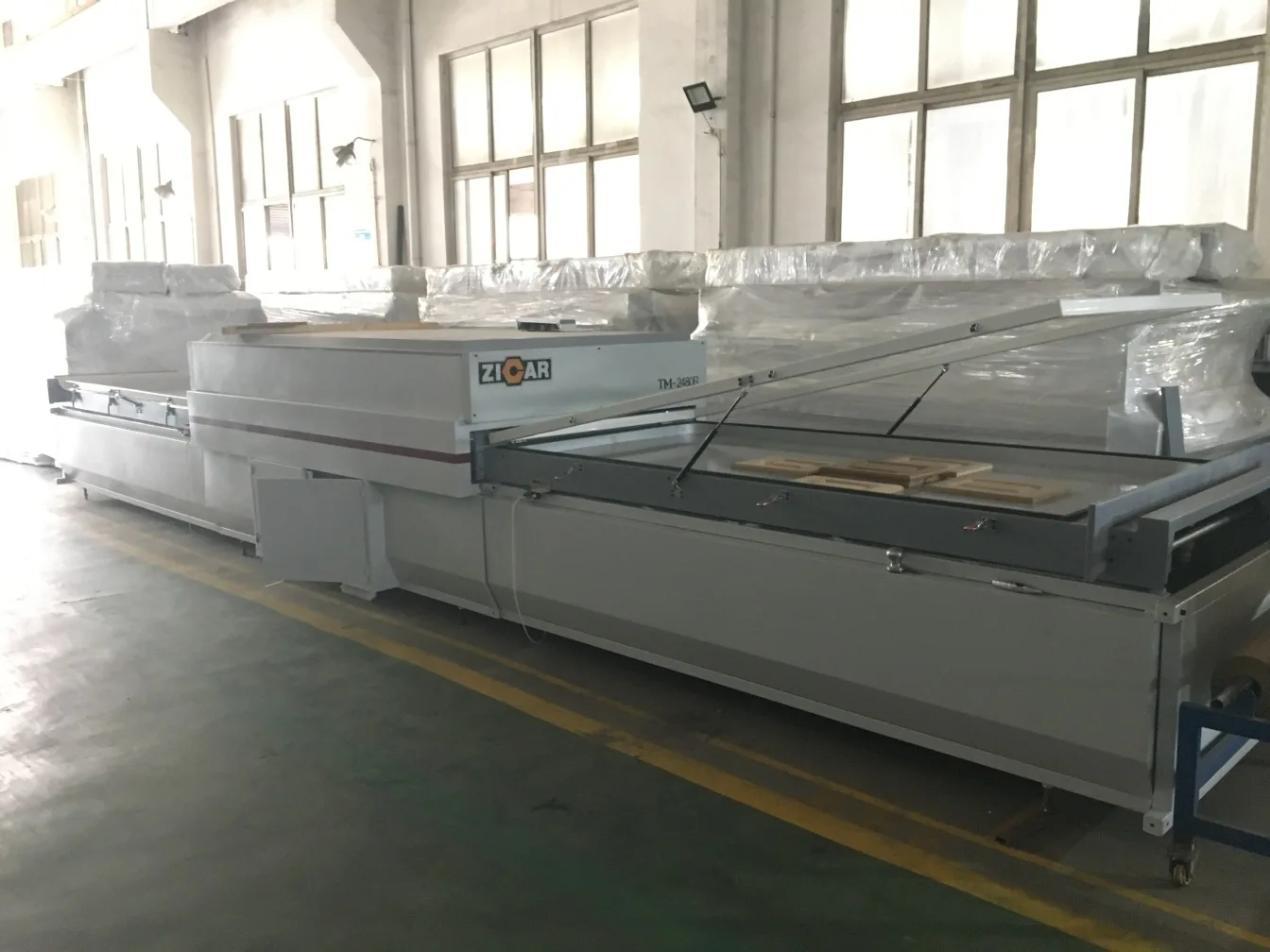 ZICAR cabinet door mdf veneer pvc High gloss film vacuum membrane machine 1300mm furniture pressa a membrana