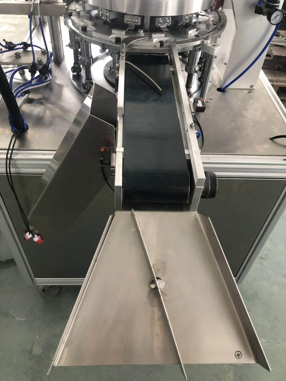 
flip top cap closure lid tapa closing folding assembly machine 