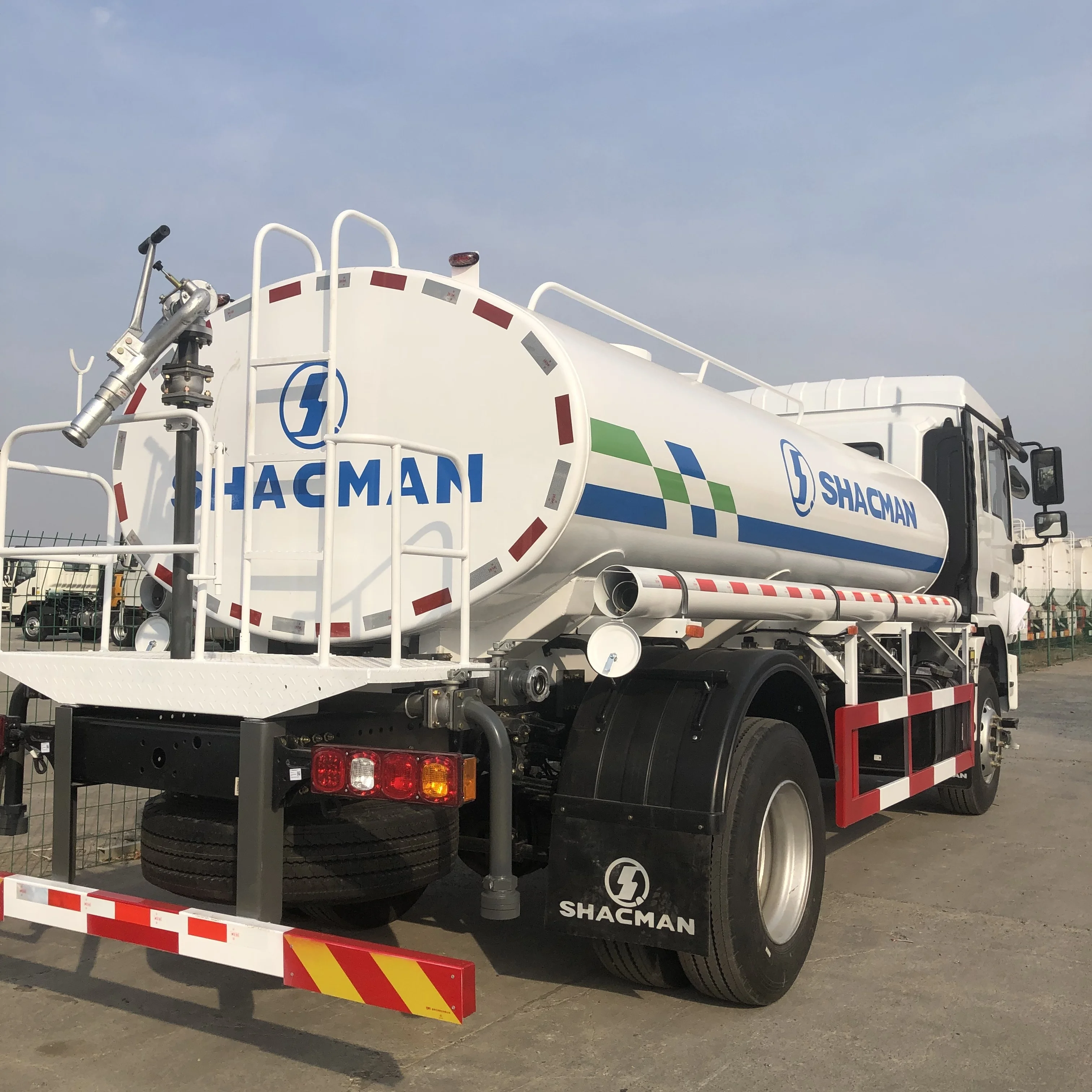 Shacman F3000 4x2 Carbon Steel Oil Tanker 10000 Little 4x2 light Fuel Tank Truck for sale