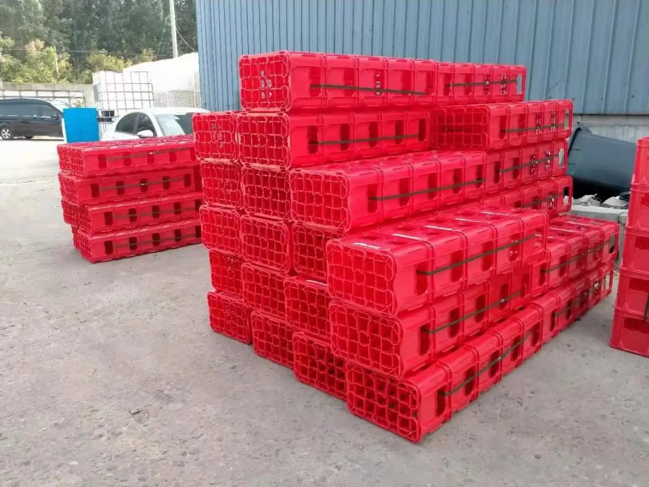 Wholesale Cheap green bottle plastic storage packing PP stackable beer wine milk divider crate for free sample