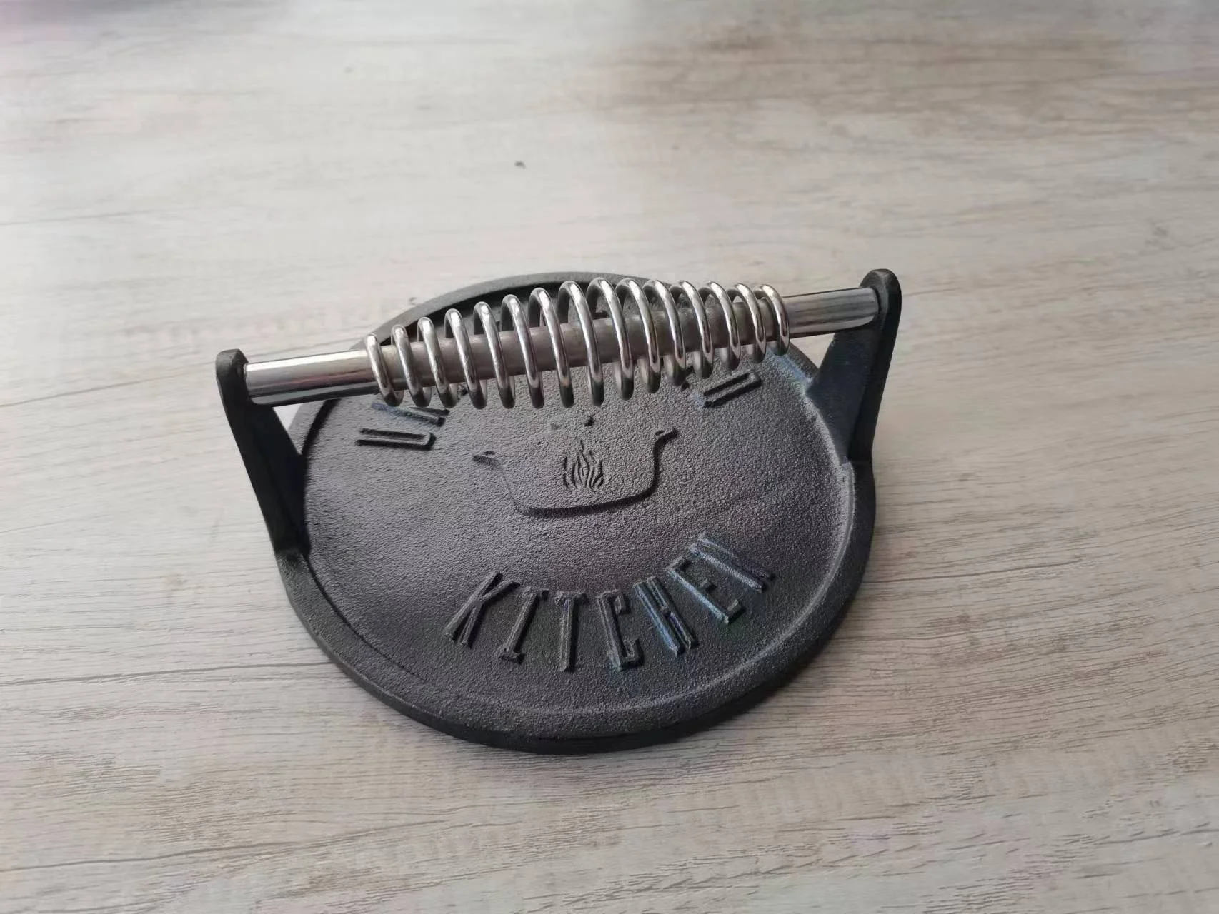 Custom Cast Iron Meat Press Stuffed Steak Burger Press Bacon Presser Cast Iron Grill Press with stainless steel