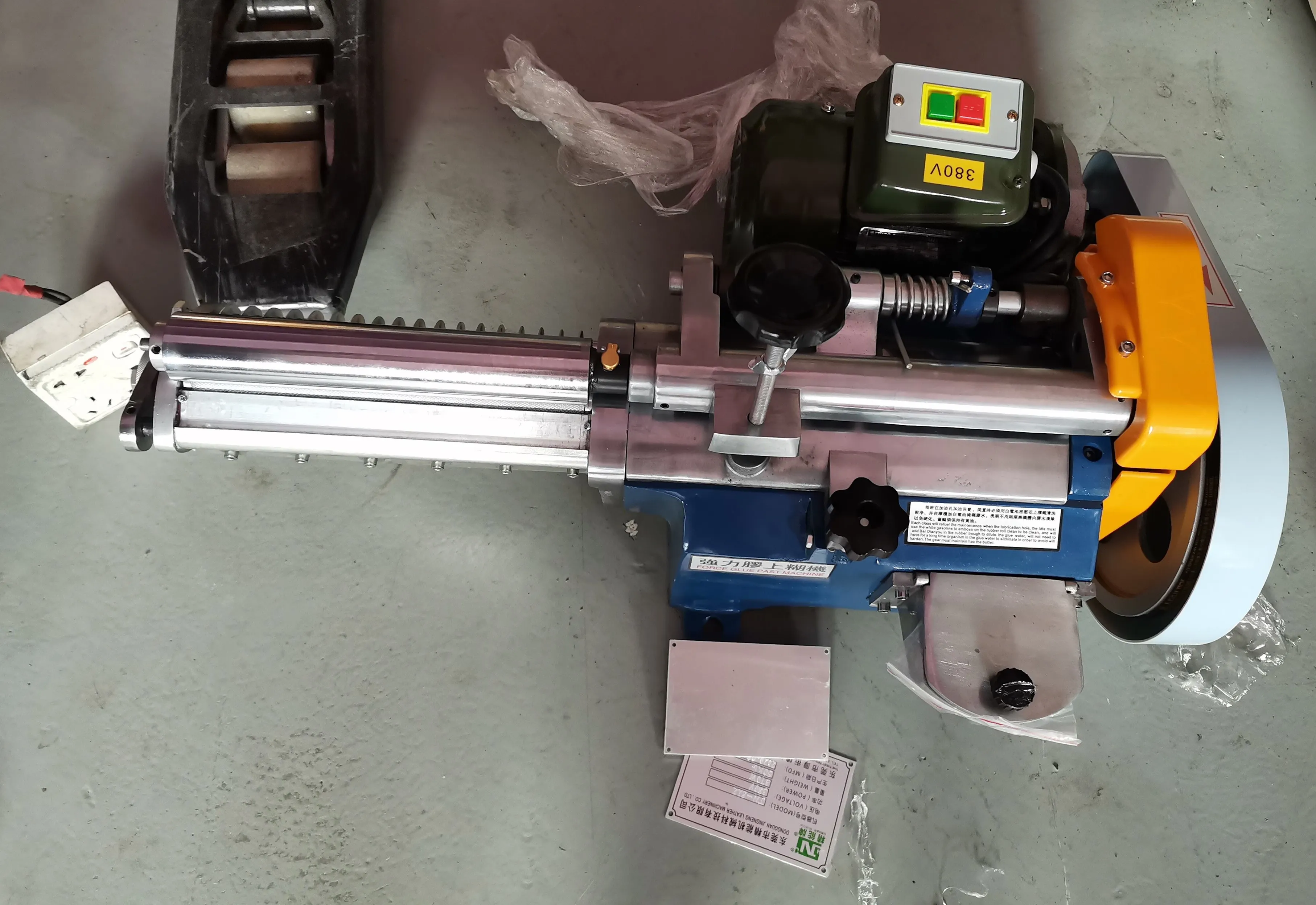 Hard Roller Shoe Yellow Gluing Cementing Machine