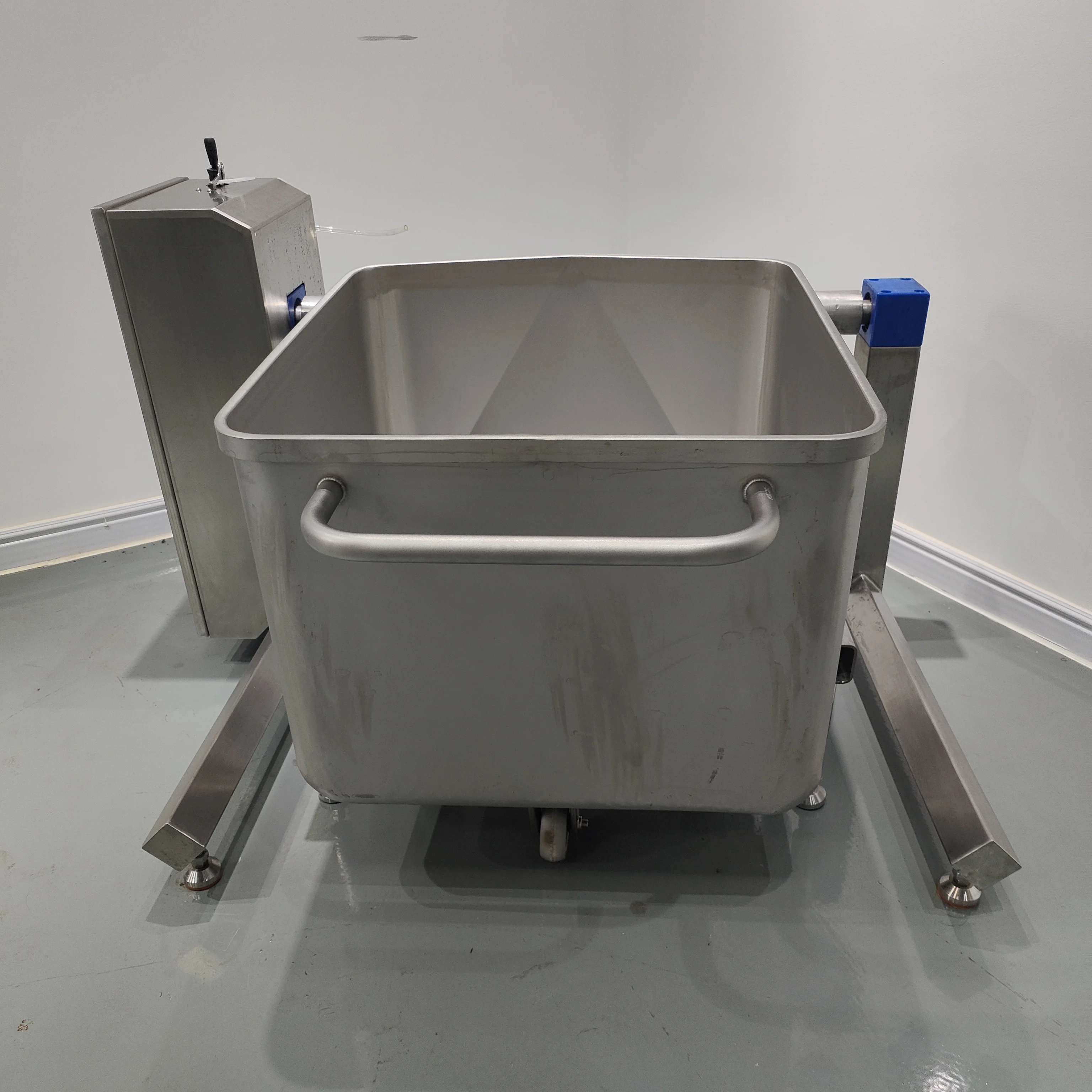 Customized 200L Stainless Steel Meat Trolley Food Grade Meat Tote Bins Metal Meat Hopper Skip Cart with Drain Service Equipment