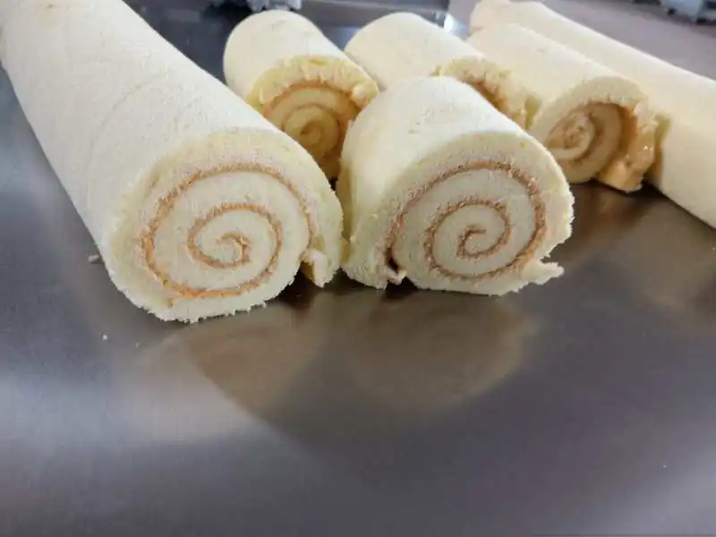 Swiss roll cake cream spreader coiling making machines for rolling sponge