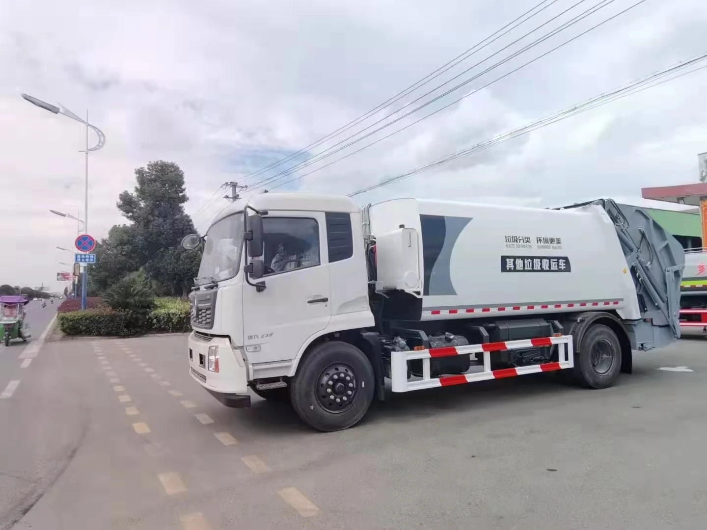 Dongfeng 4x2 задний погрузчик мусорный грузовик съемный контейнер уплотнитель мусора для сбора