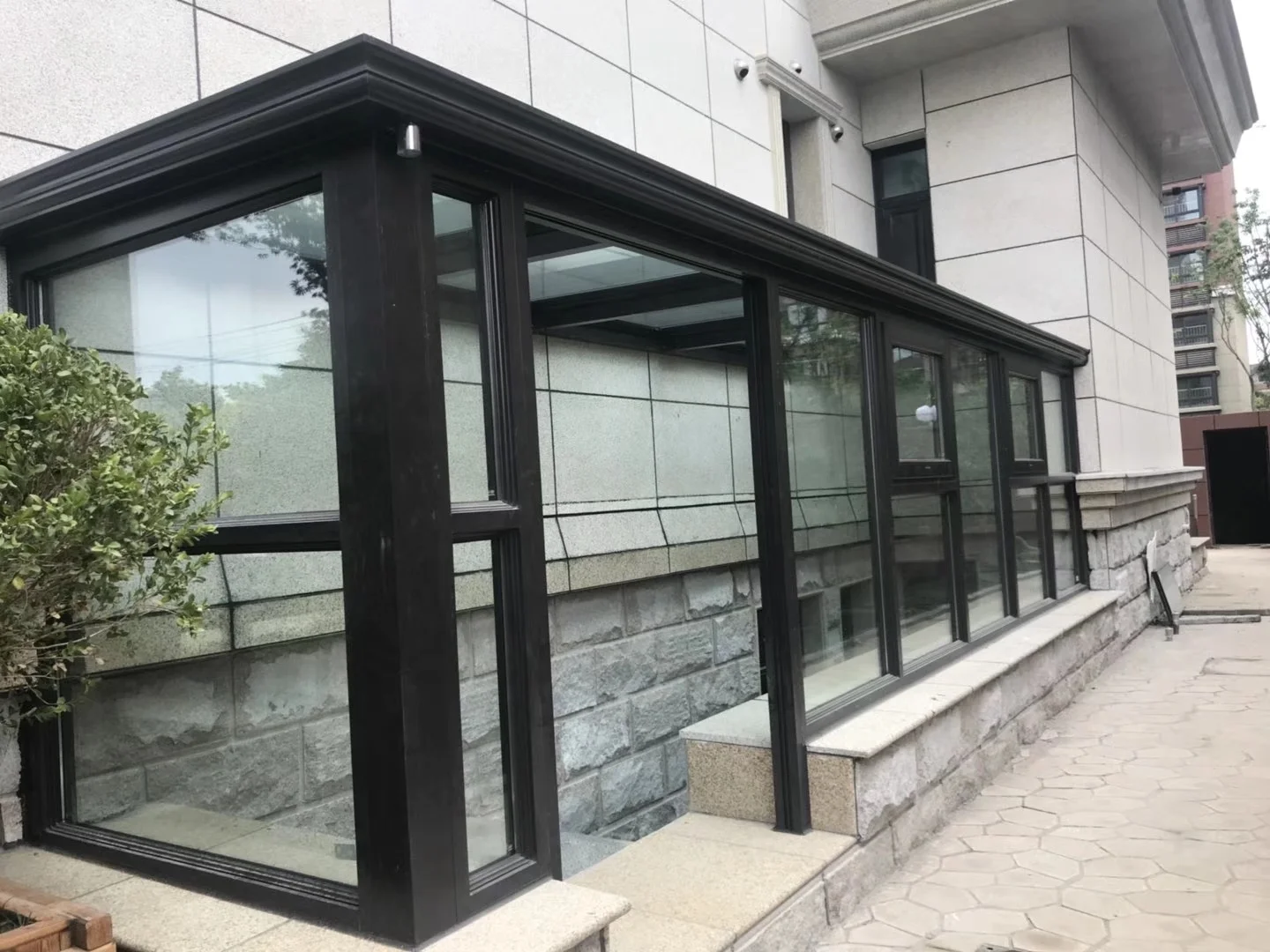 LEAWOD Outdoor Garden Sunroom with Laminated Glass Small Tiny House Sunny Sunshine Glass Sunrooms for Villa Aluminum Frame