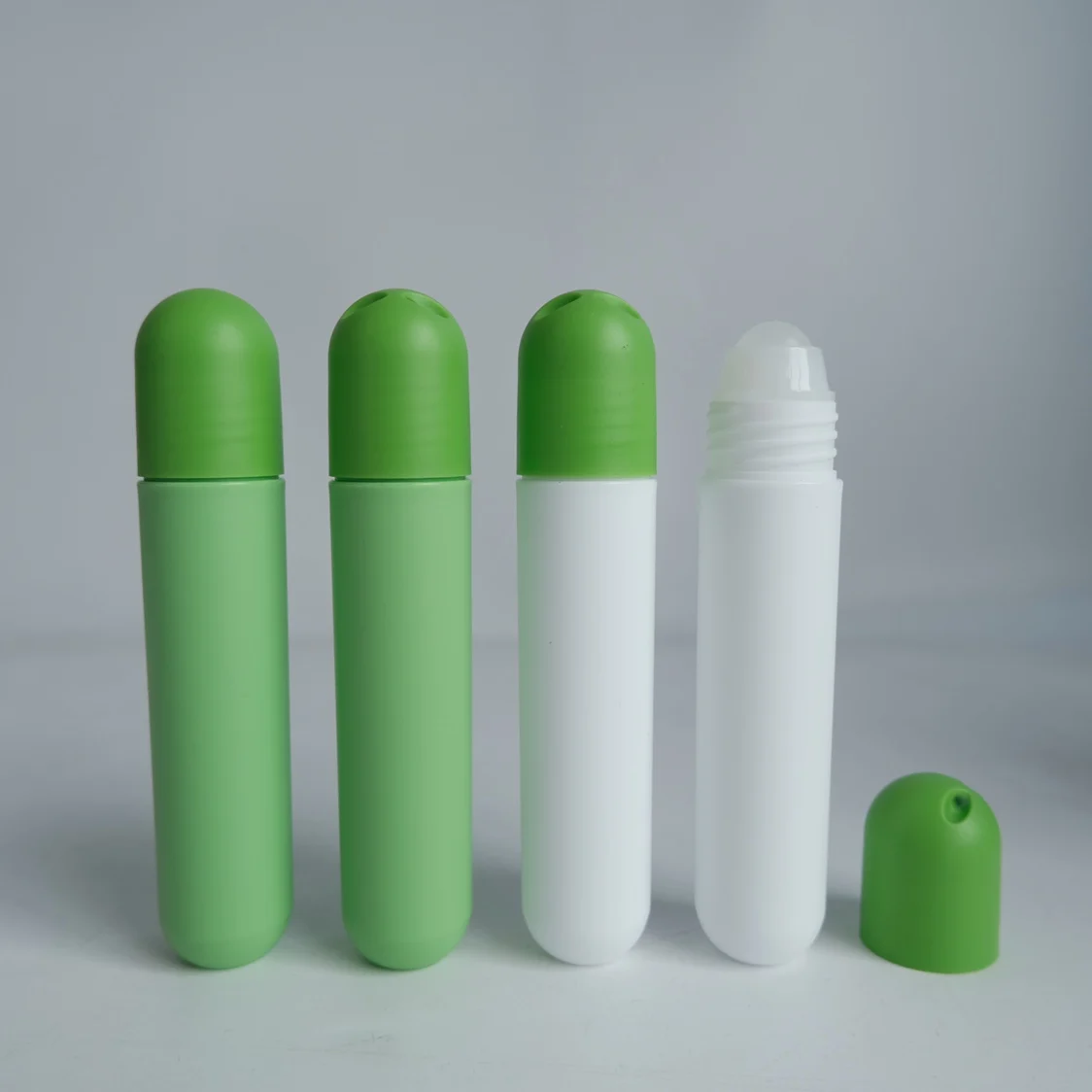 Customized 20ml Roll-on Deodorant Plastic Bottles Perfume Essential Oil Roller Bottles with Metal Roller Ball
