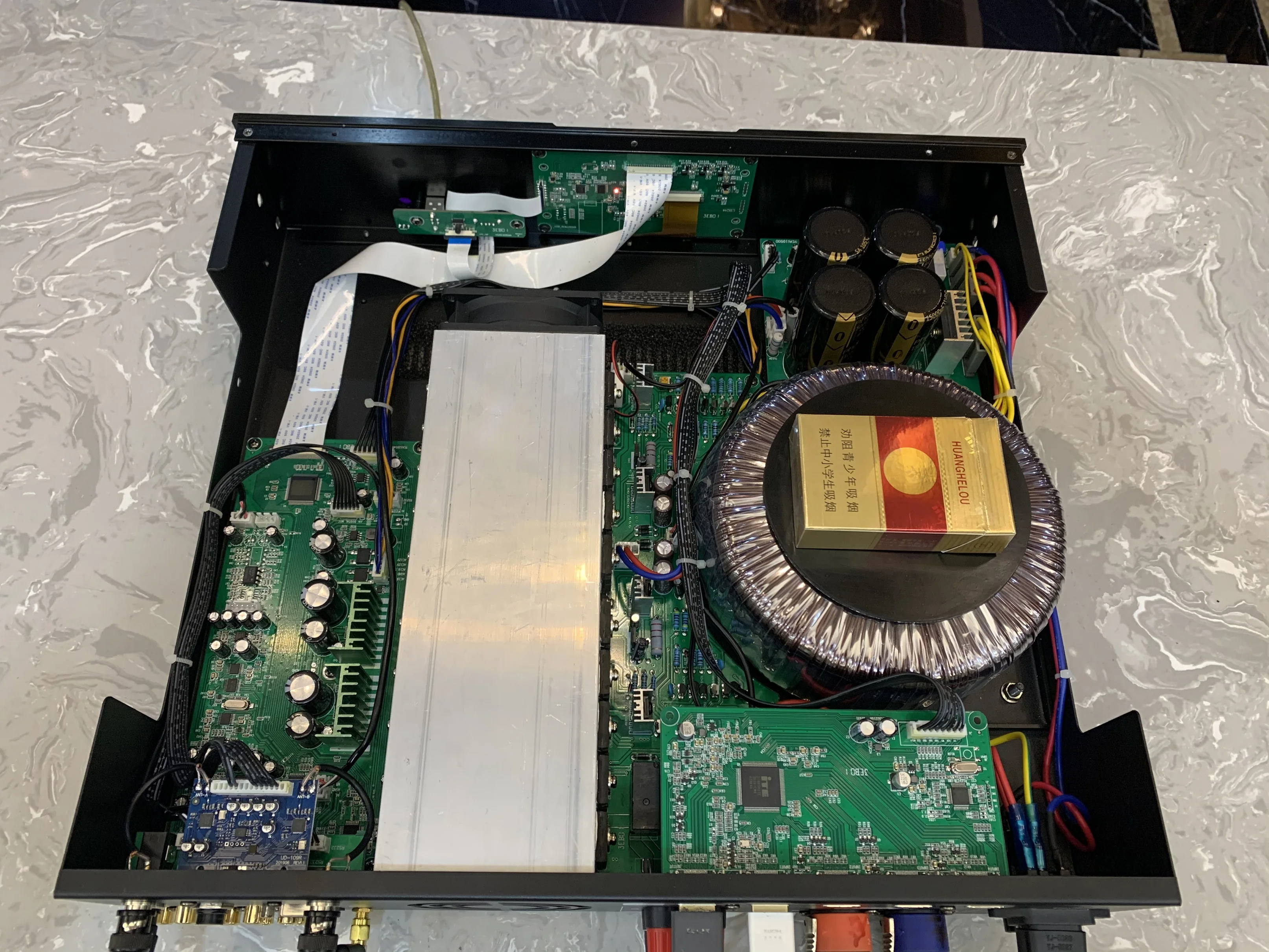 Convenient 400W entertainment amplifier with digital + analog microphone effects