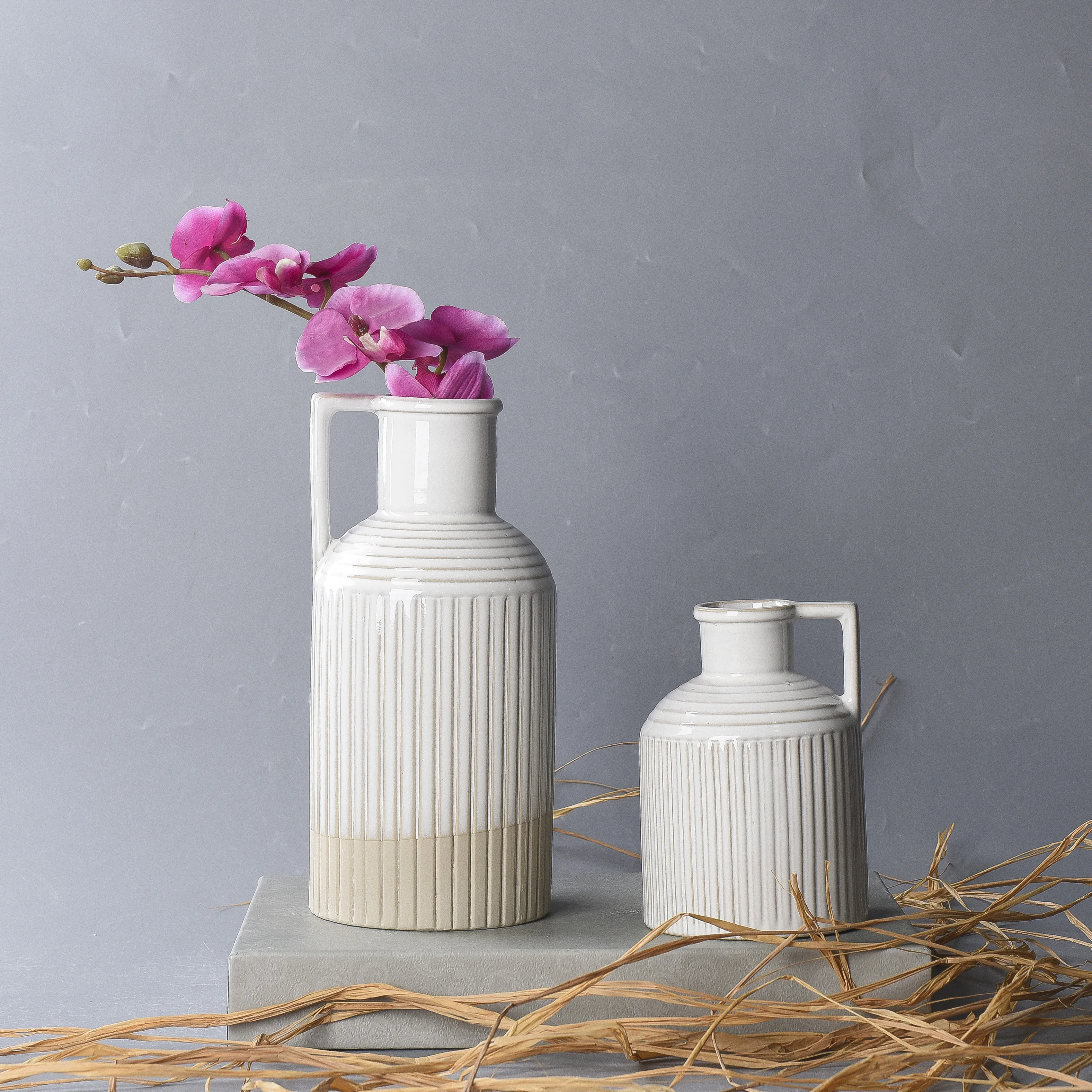 Modern Home Decor Ceramic Vase with Handle Luxury Small Glazed Vases for Dining Table Centerpiece for Weddings for Desktop