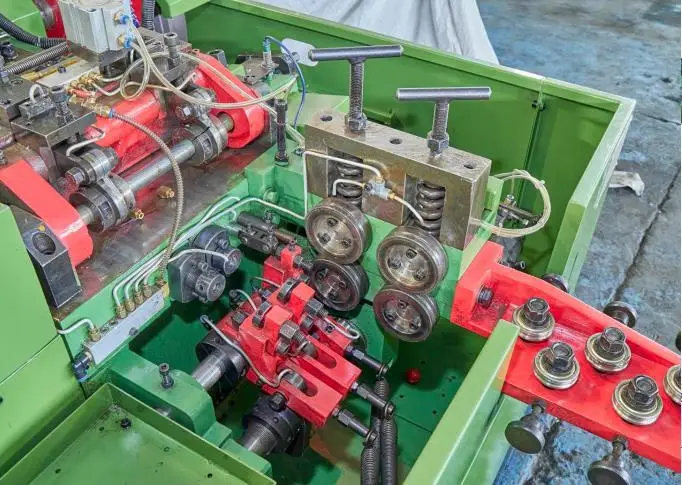 Multi-station hex head cold heading machine long screws making machinery