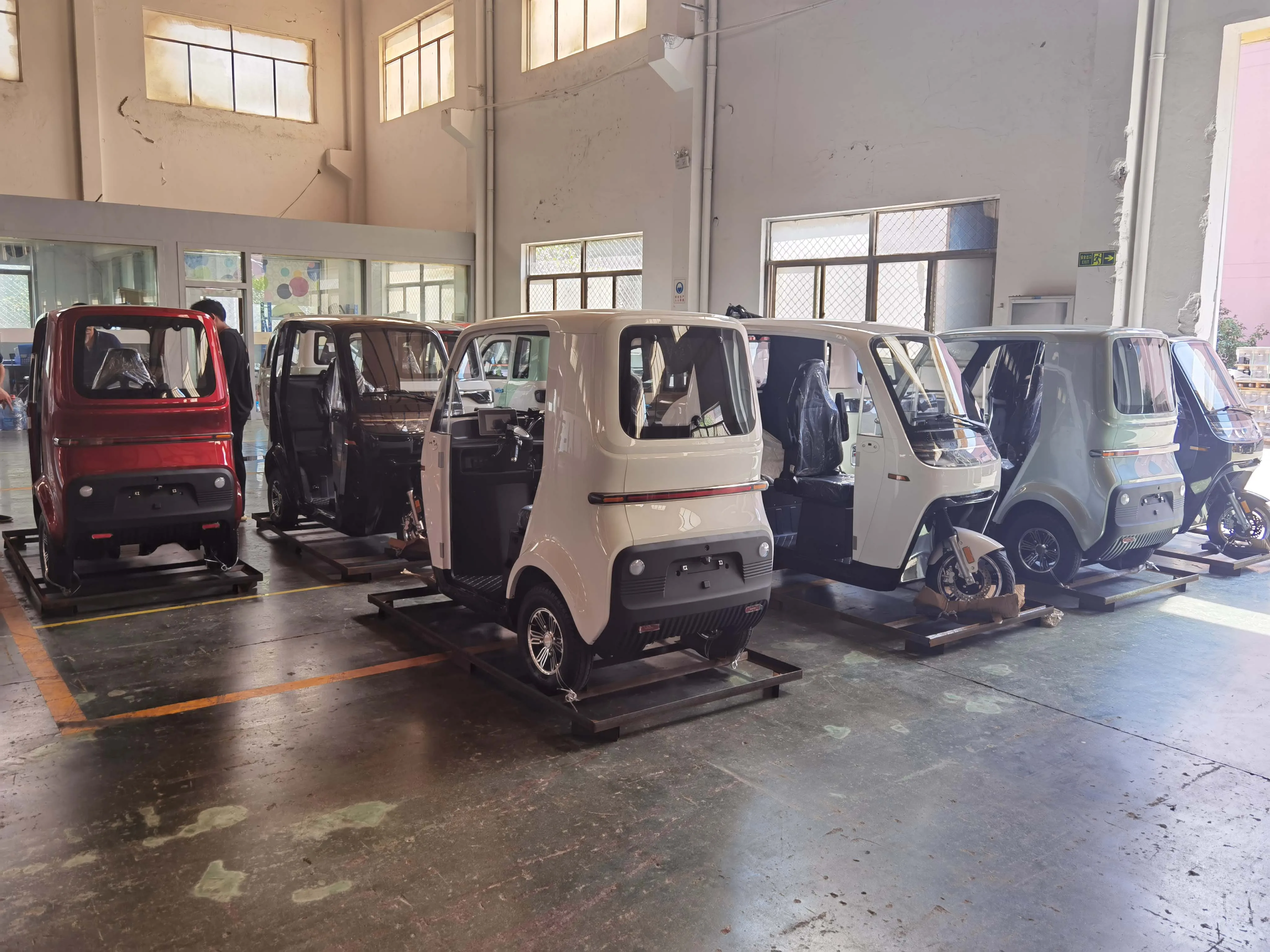 Factory Big Power Electric Tricycle Enclosed Body 3 Wheels Electric Scooter For Passenger Chinese Door 60V Cargo Closed Eec 4M