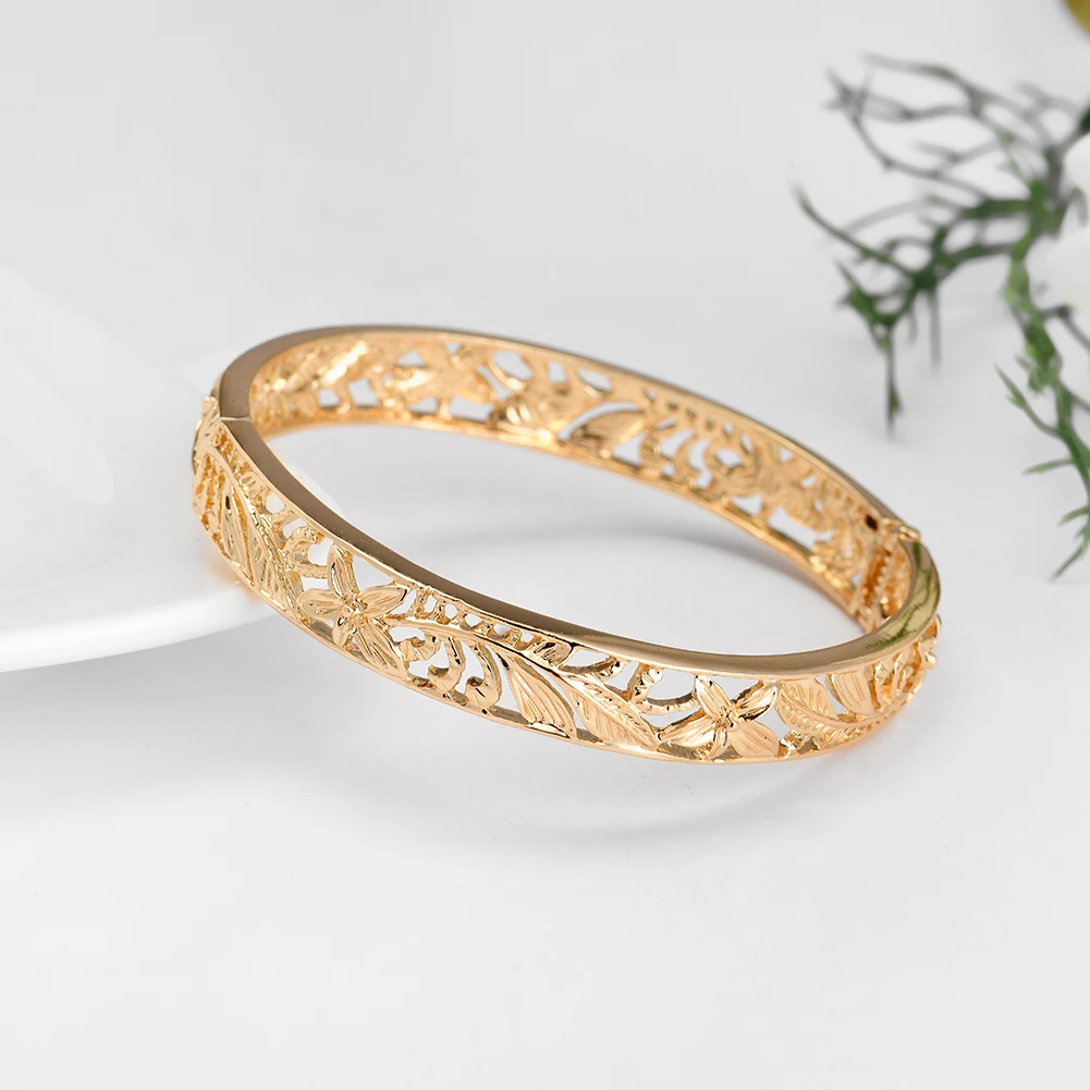 
Exquisite personality small gold plated carved bracelet atmosphere commuter daily bracelet 