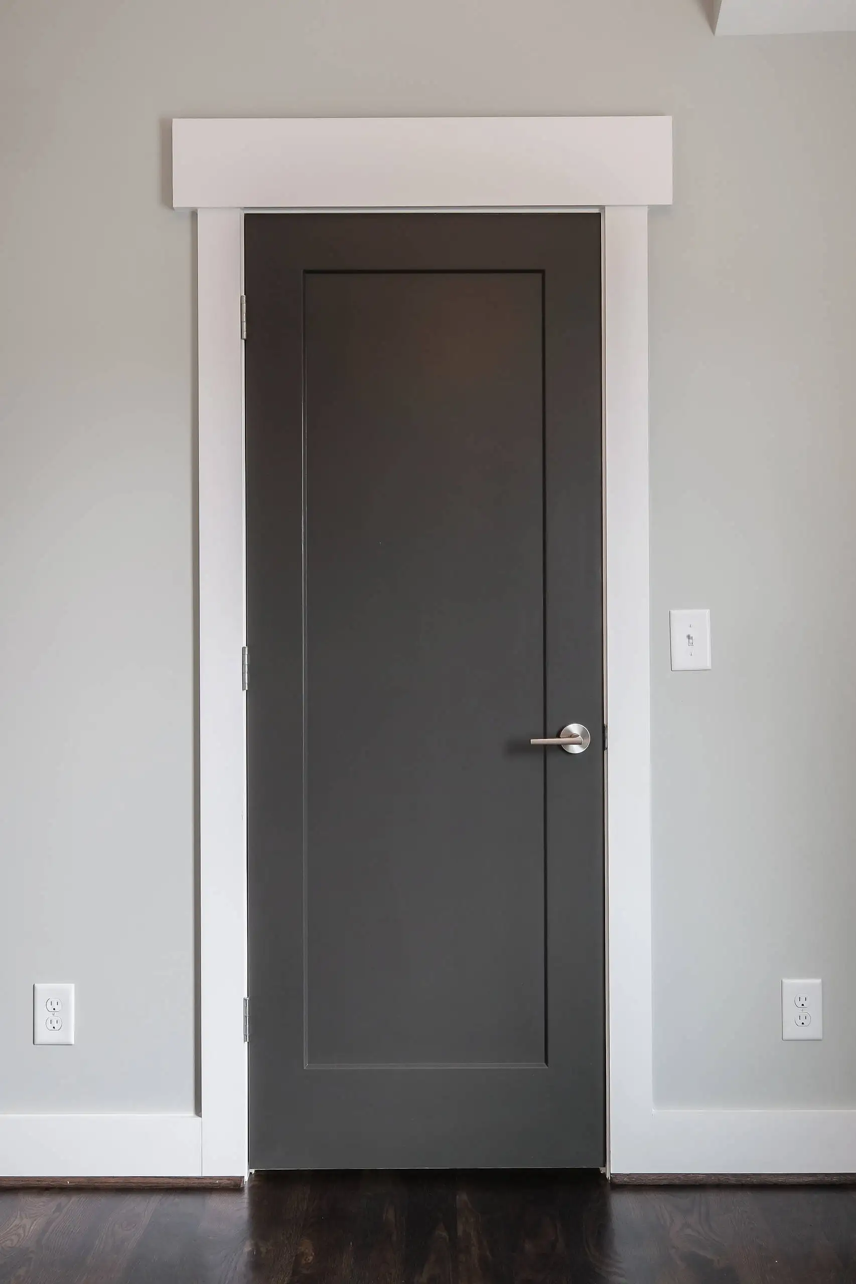 Cheap Price White primered Painted Interior Pre Hung MDF hollow core wood Shaker swing Door for Apartment
