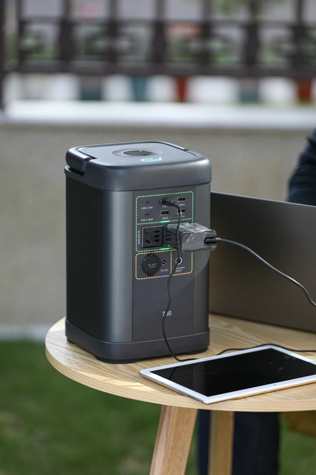 Customized 700w Mobile Solar Generator With Lifepo4 Battery Inverter Super Fast Charging Portable Power Station Solar