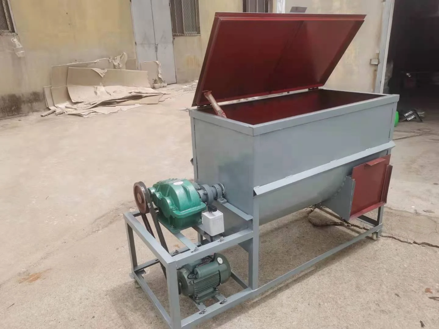 horizontal grinder 200kg 300kg 400kg 500kg 1000kg 1500kg 2000kg mixing capacity feed mixer machine