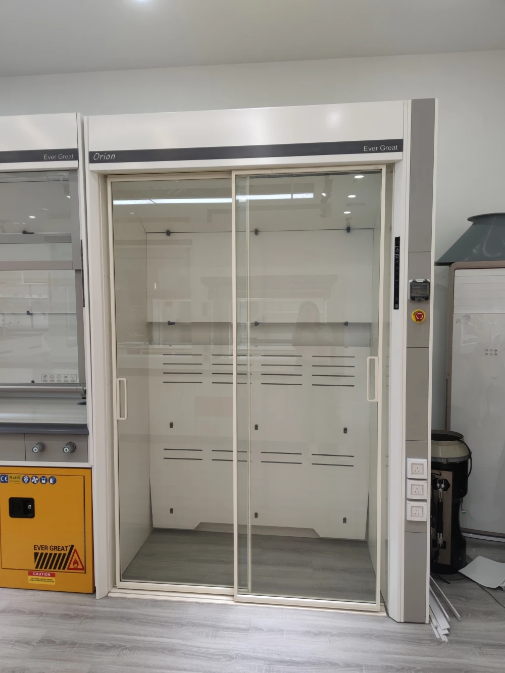 Walk-in fume hood 6.jpg