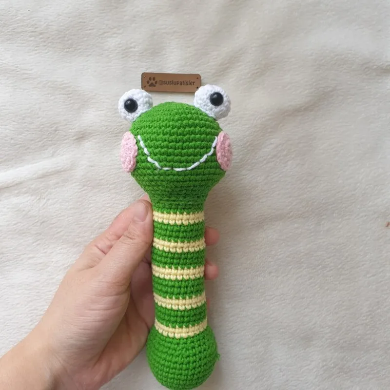 New design crochet green frog baby rattle 100% handmade crochet catnip toy lovely kicker cat toy