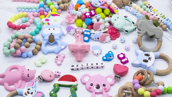 Wholesale Soft Chew Pendant Teething Toy Necklace Pendant Food Grade Silicone Baby Teether