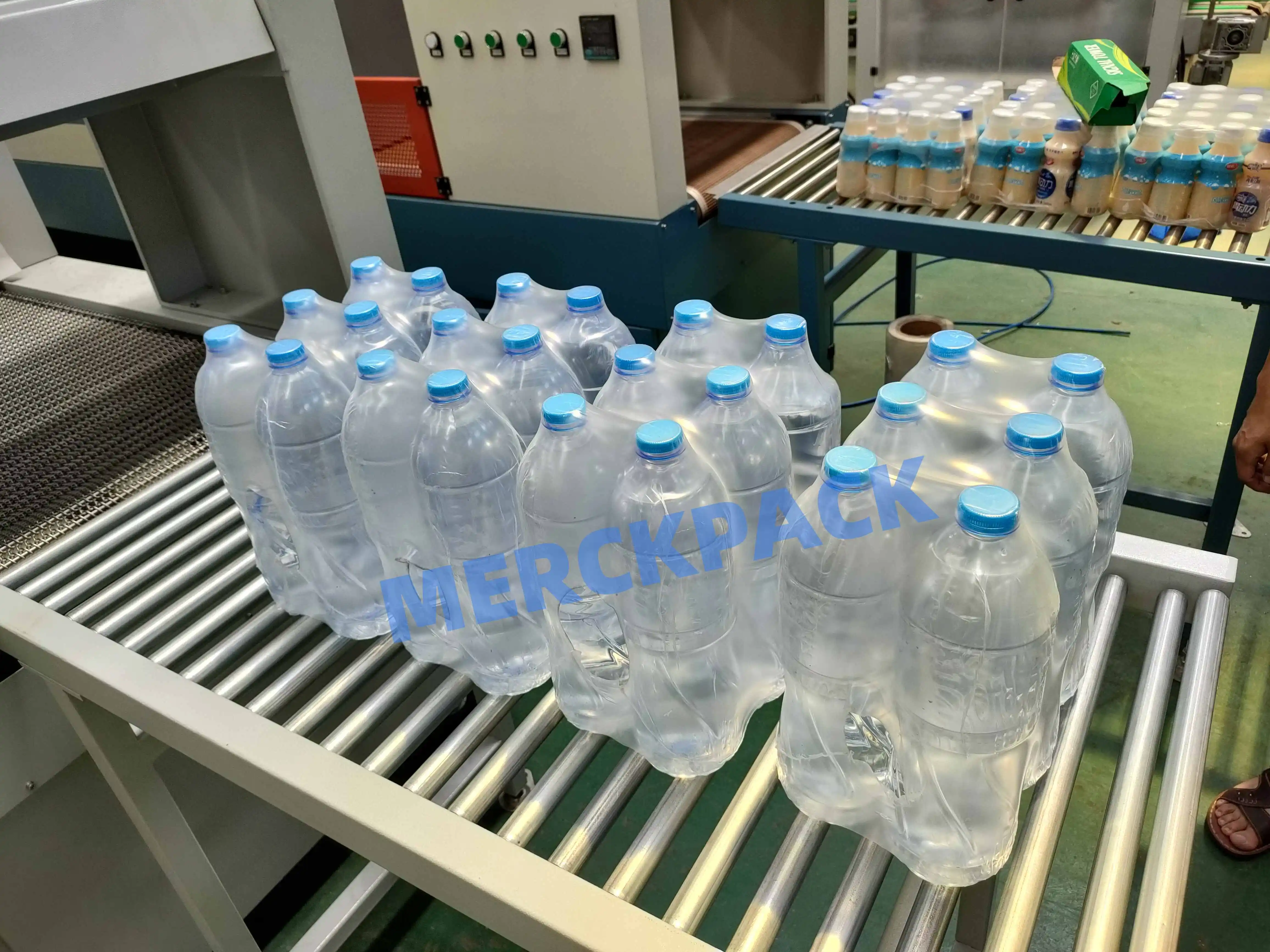 Автоматическая высокоскоростная полиэтиленовая пленка термоусадочная упаковочная машина для растягивания бутылок воды сока напитков газированные банки производственная