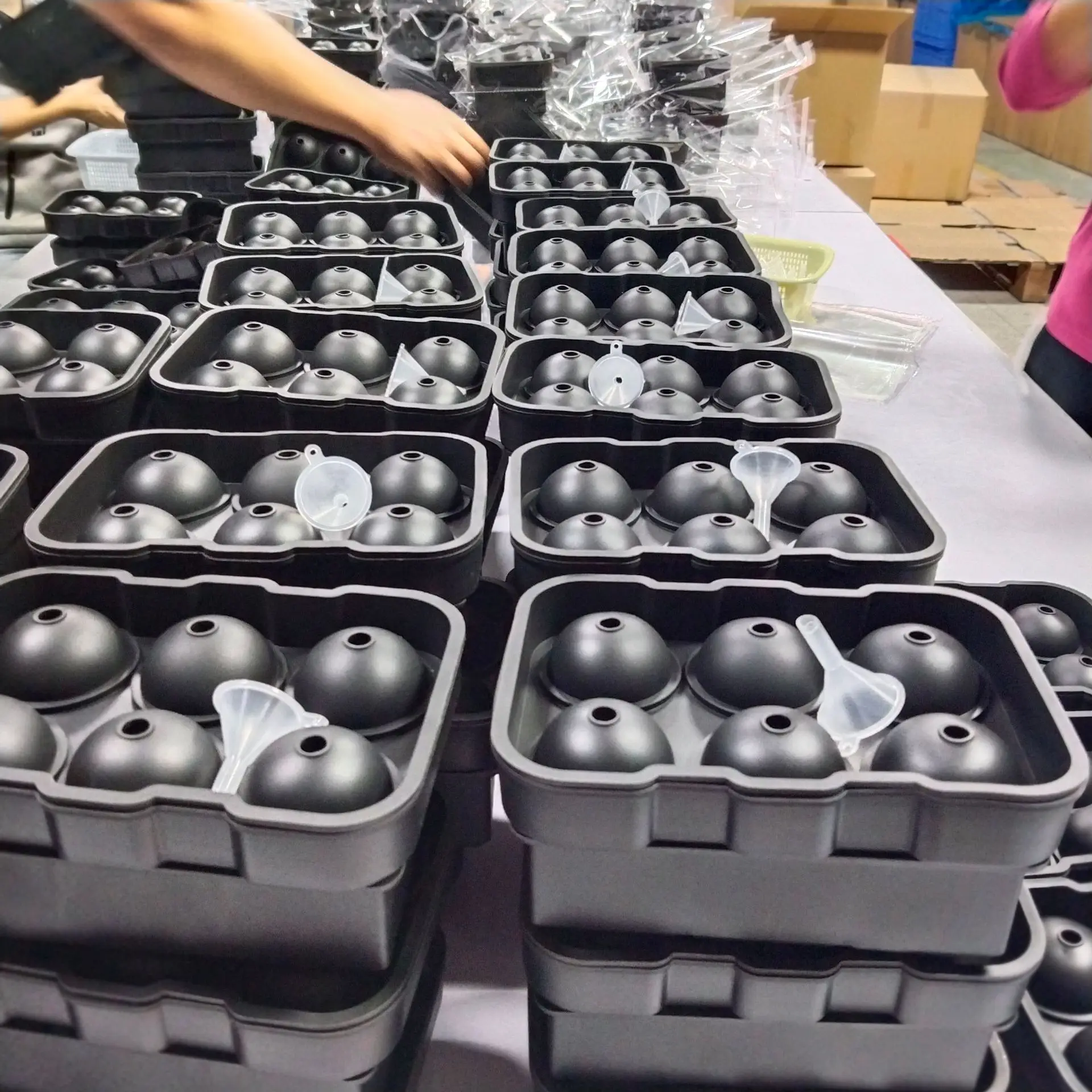 Customized Summer Commercial Eco-Friendly Silicone Rubber Ice Cube Grinding Tool Food Grade Milk Tea Ice Grid Lid Ice Ball Mold