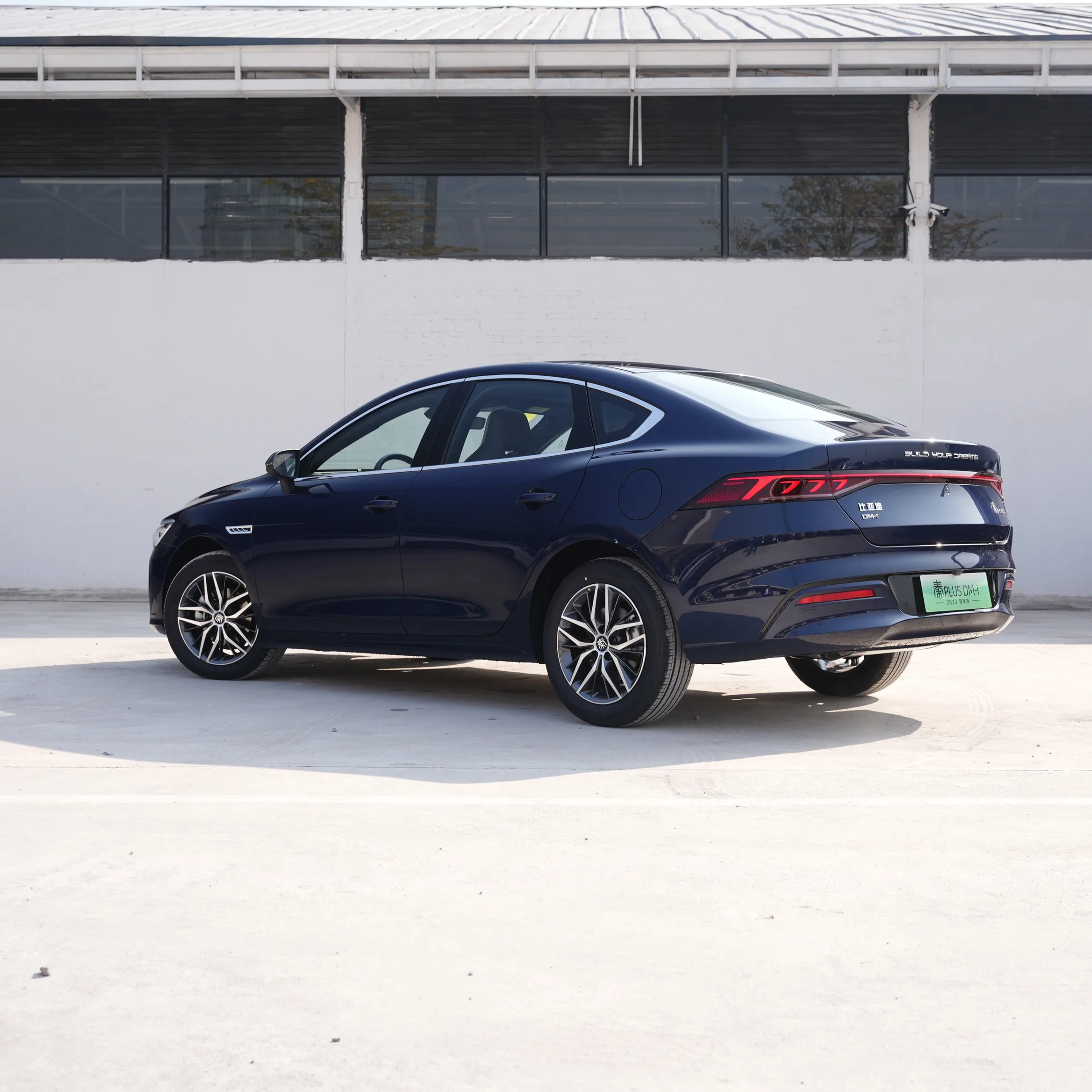 BYD Qin PLUS DMi Gloire PHEV Electric Sedan Budget-Friendly Hybrid Vehicle Automatic Gearbox Leather Seats R17 Tire Size ACC