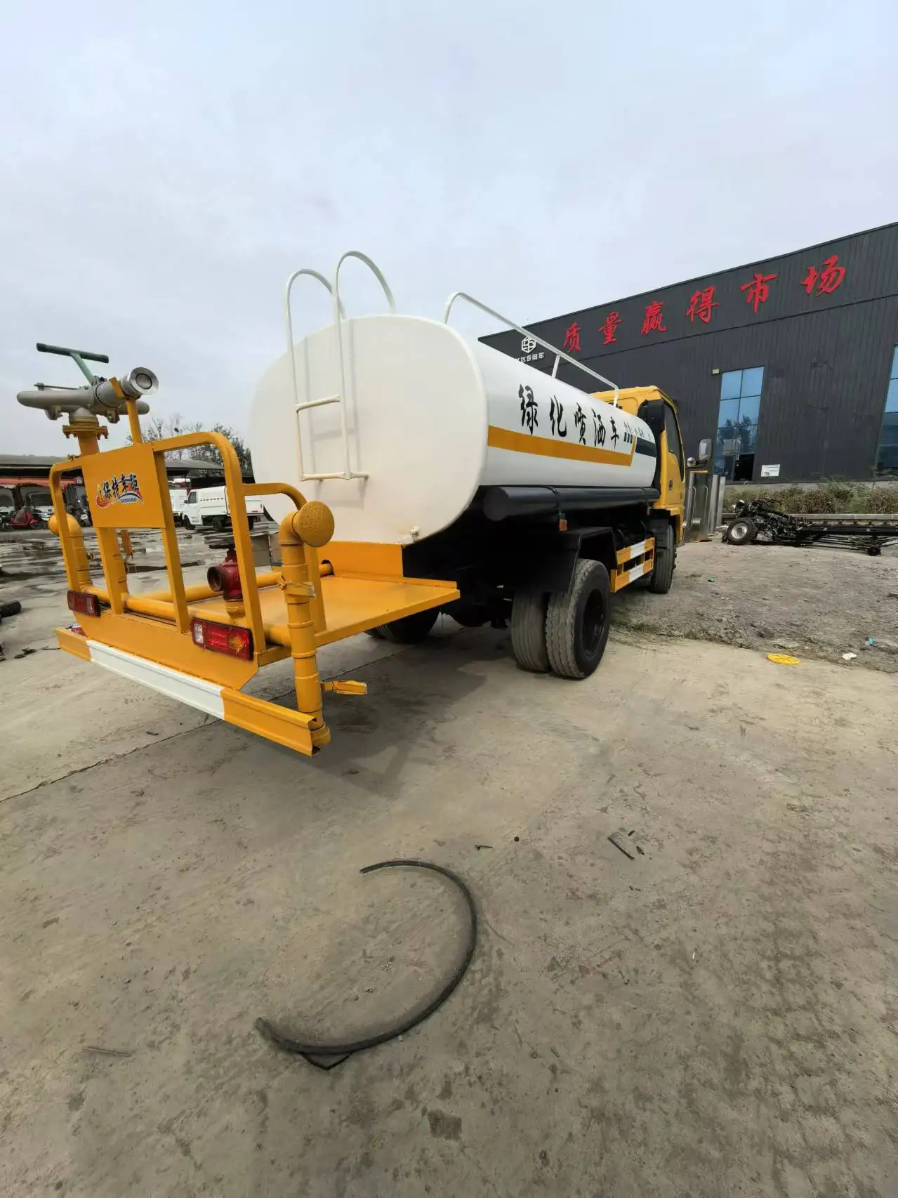 Made In China Compact Street Sweeper Truck For Road Cleaning With Dust Control And Efficient Waste Collection For Urban Areas