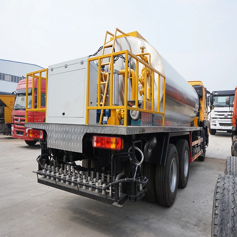 HOWO 6x4 RHD Asphalt Patching Truck Bitumen Sprayer Truck Asphalt Bitumen Tank Truck Bitumen Emulsion Sprayer Road Maintenance